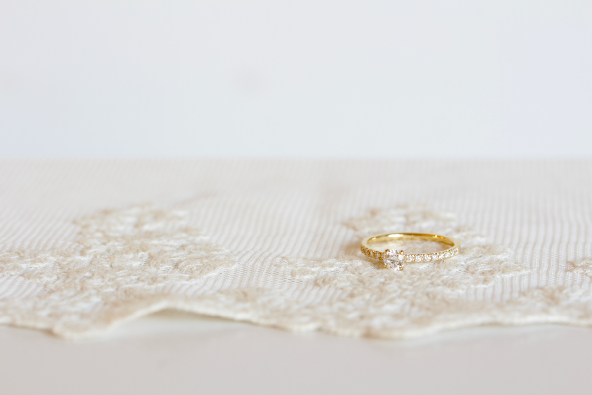 メレダイヤを並べた婚約指輪
