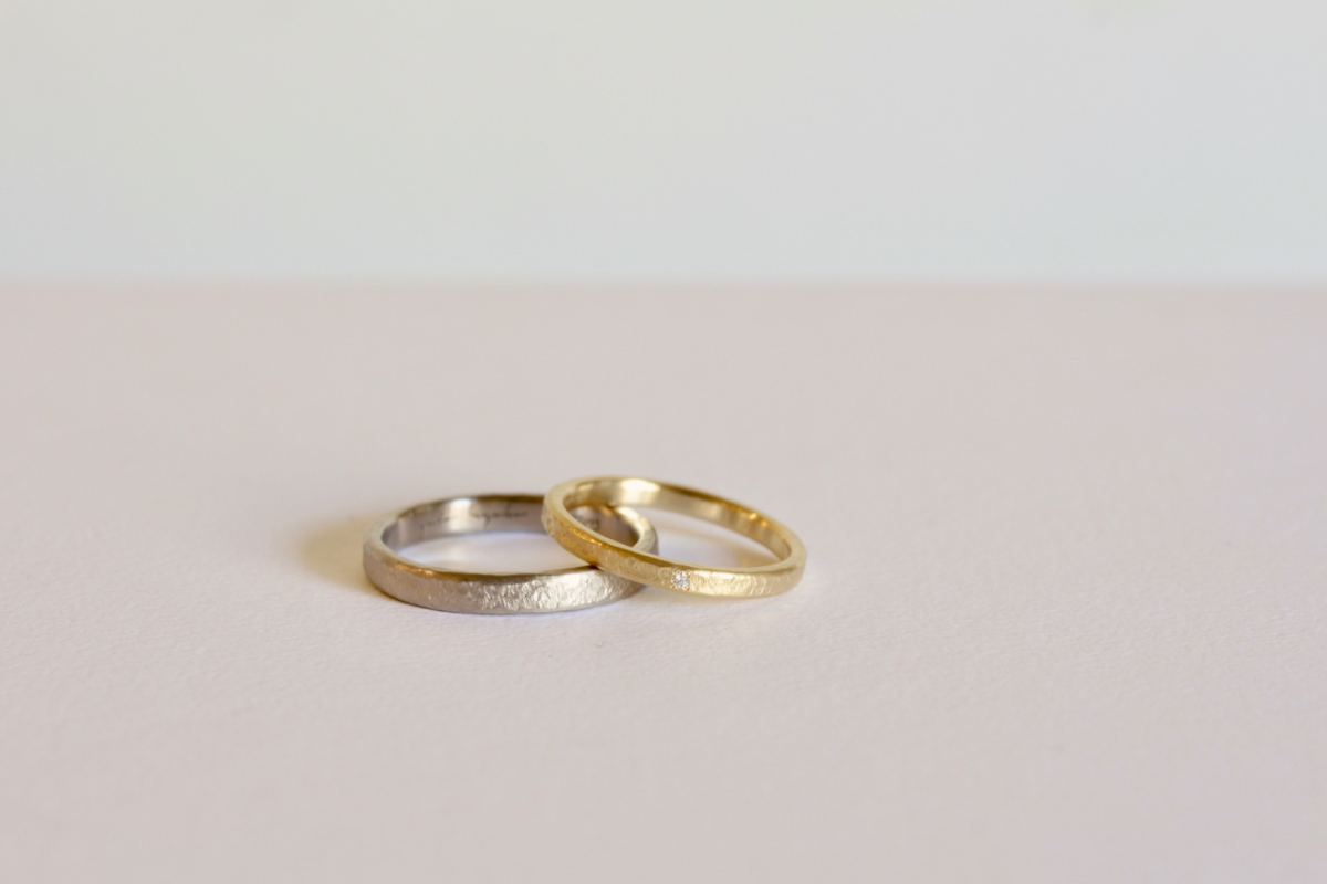アーステクスチャの艶感をおさえた結婚指輪