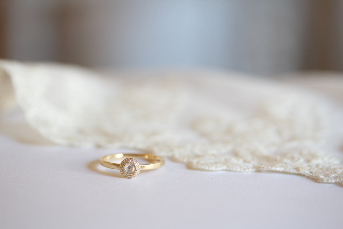 花束をイメージした婚約指輪