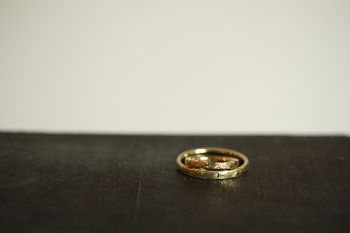 外側におすすめの色石を留めた結婚指輪