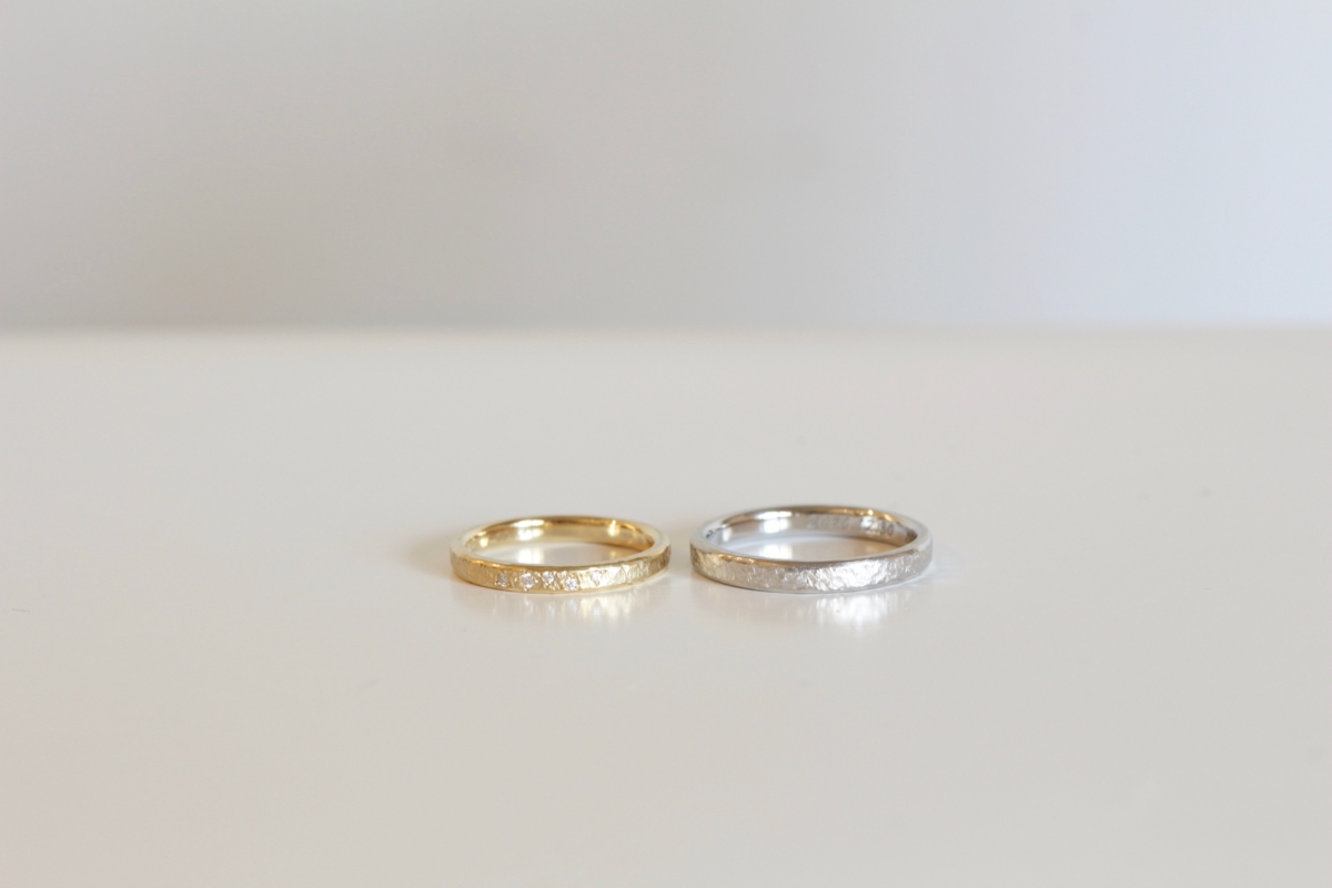 ダイヤモンドを5石入れたクラフト感のある結婚指輪