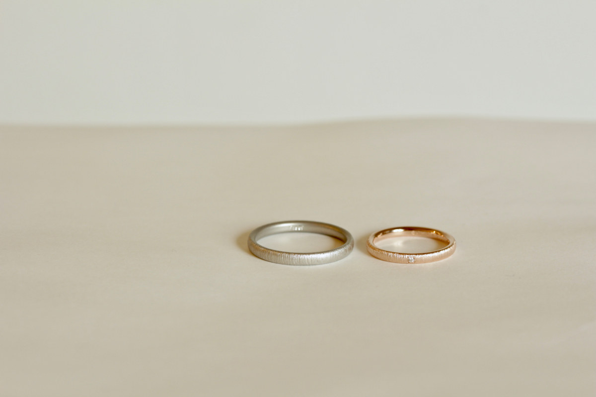 絹糸をイメージした繊細な結婚指輪