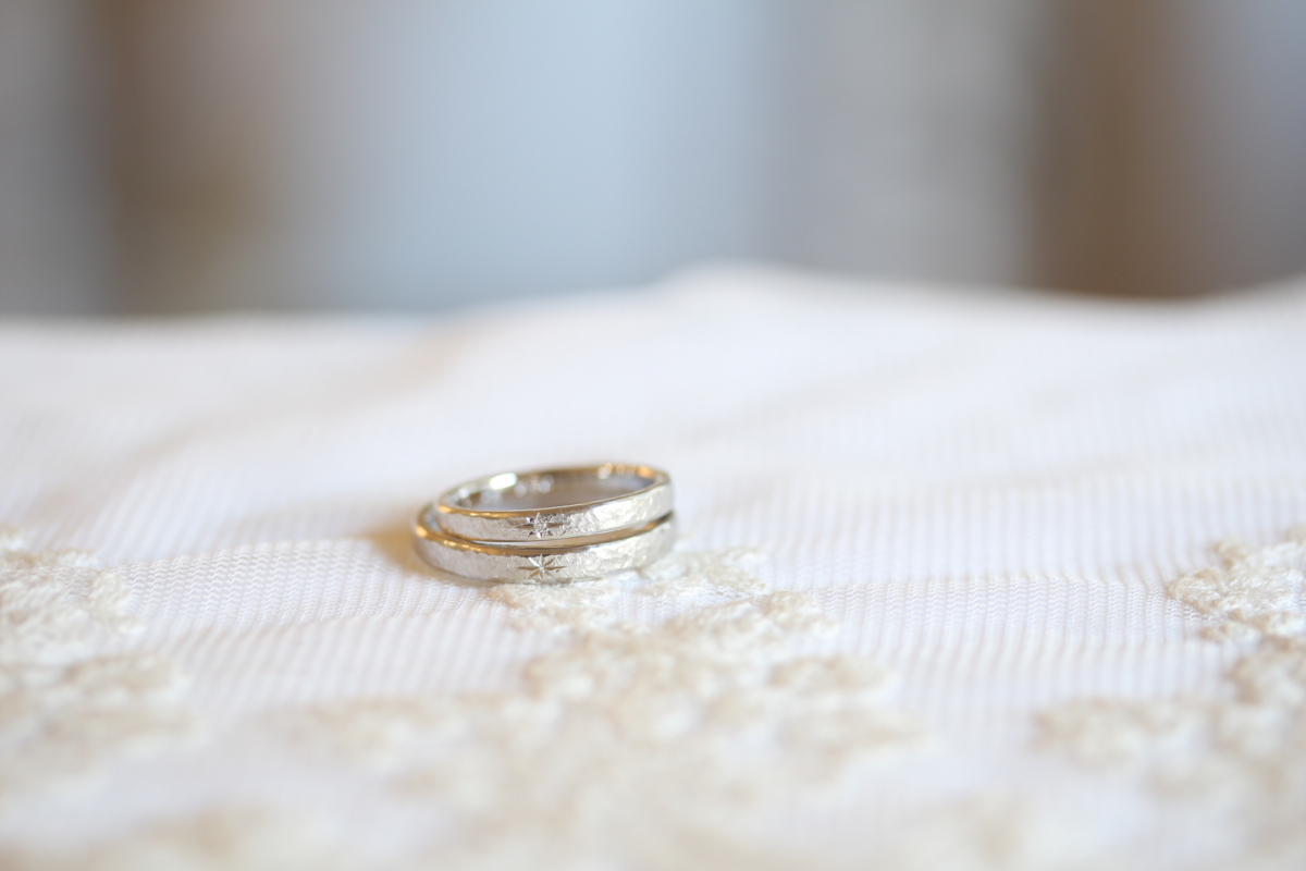星留めダイヤモンドと星彫りの入った結婚指輪