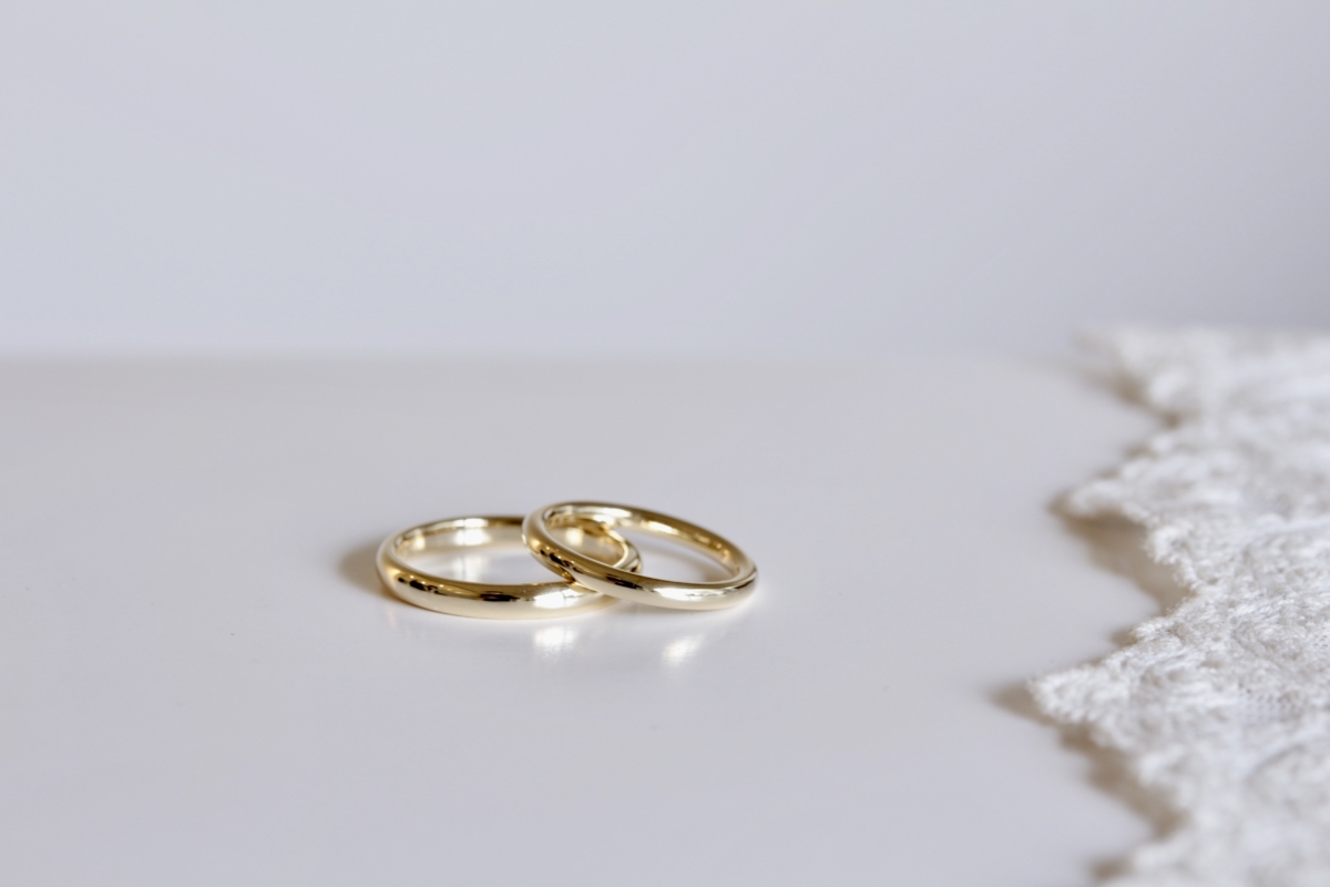 ぽってりとした丸みが特徴のシンプルな結婚指輪