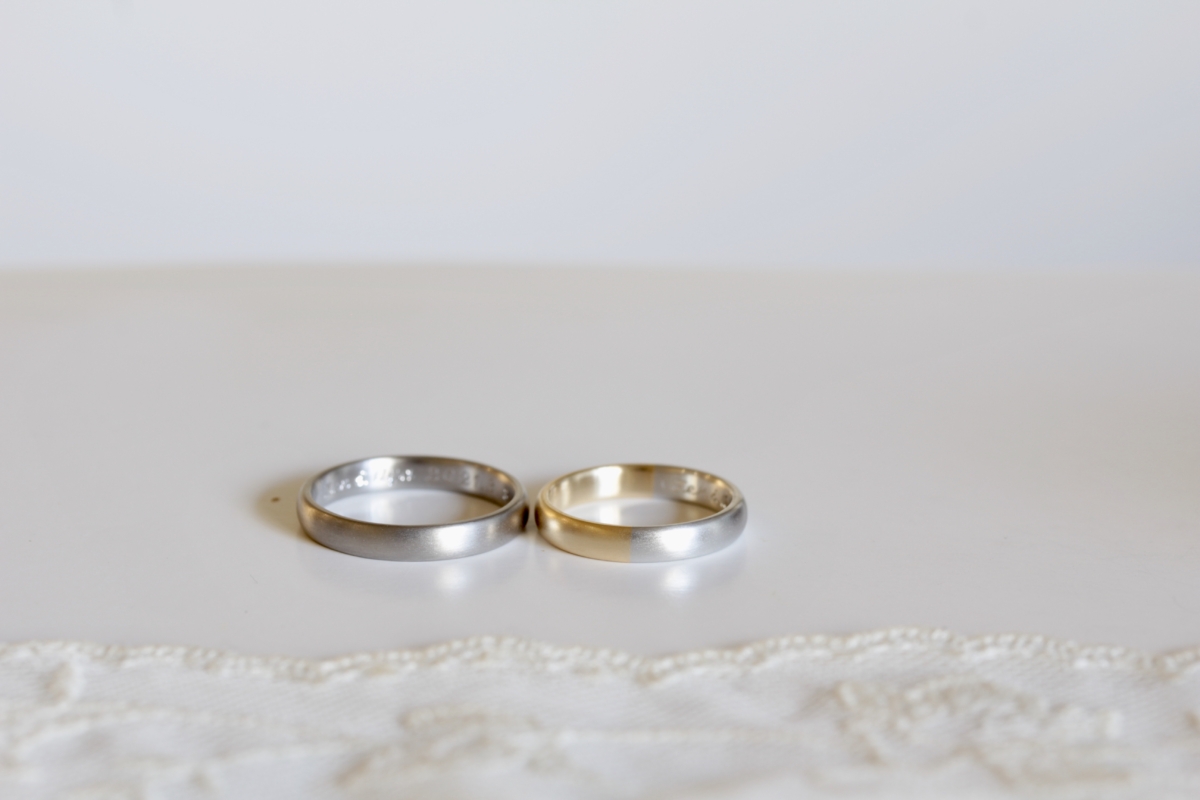 リング幅の広いシンプルな結婚指輪