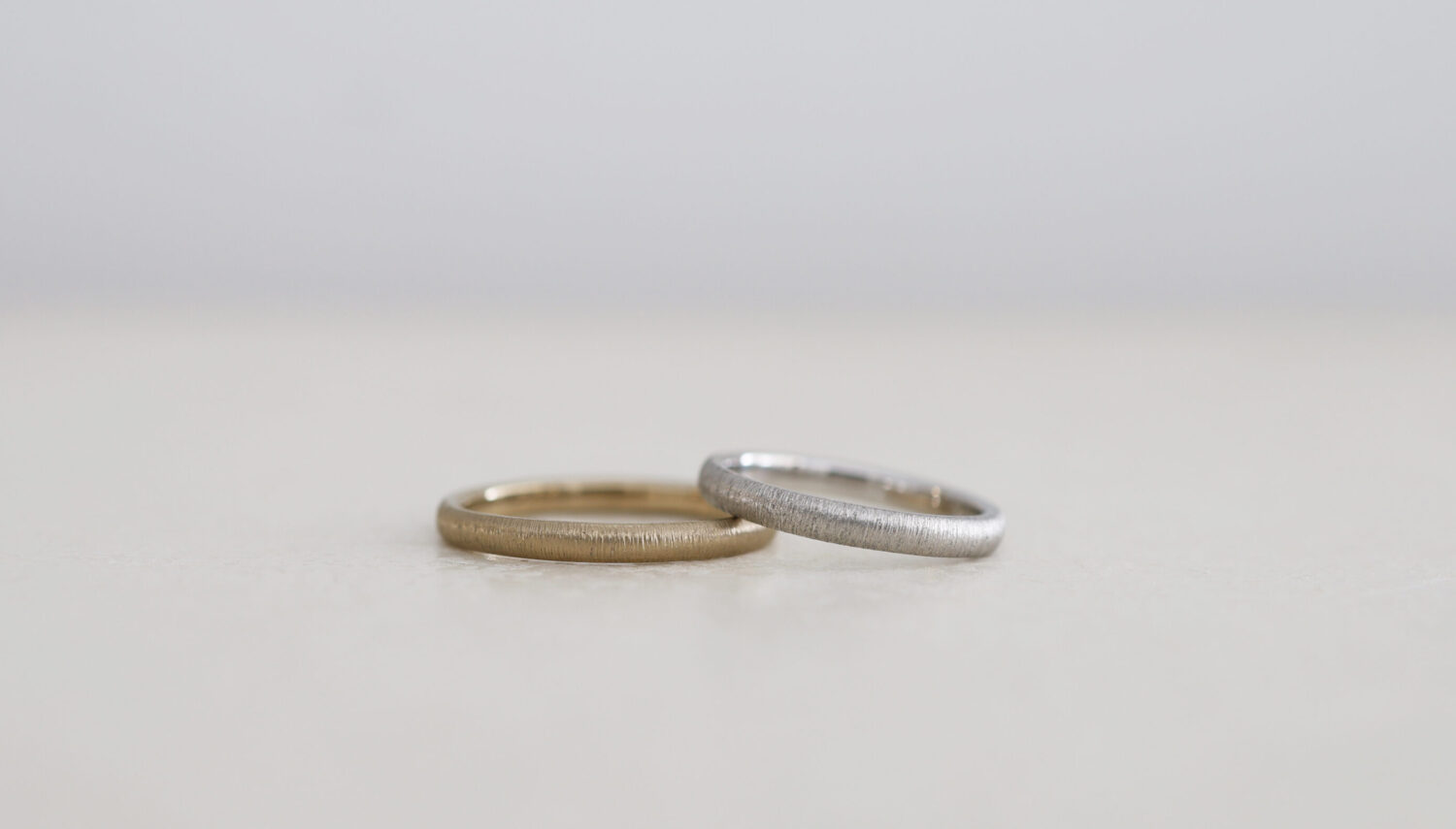 アトリエタマリの結婚指輪デザイン「ito（糸）」絹糸のような光沢感のあるマリッジリング
