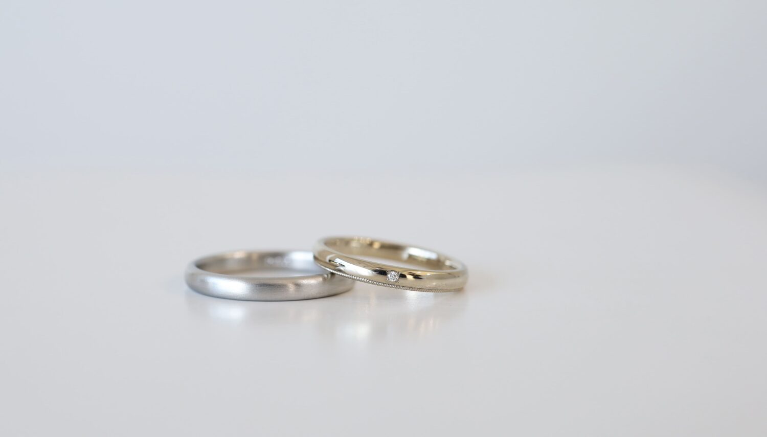 シンプルな甲丸のマリッジリングに片側ミルグレイン　結婚指輪（アトリエタマリ）