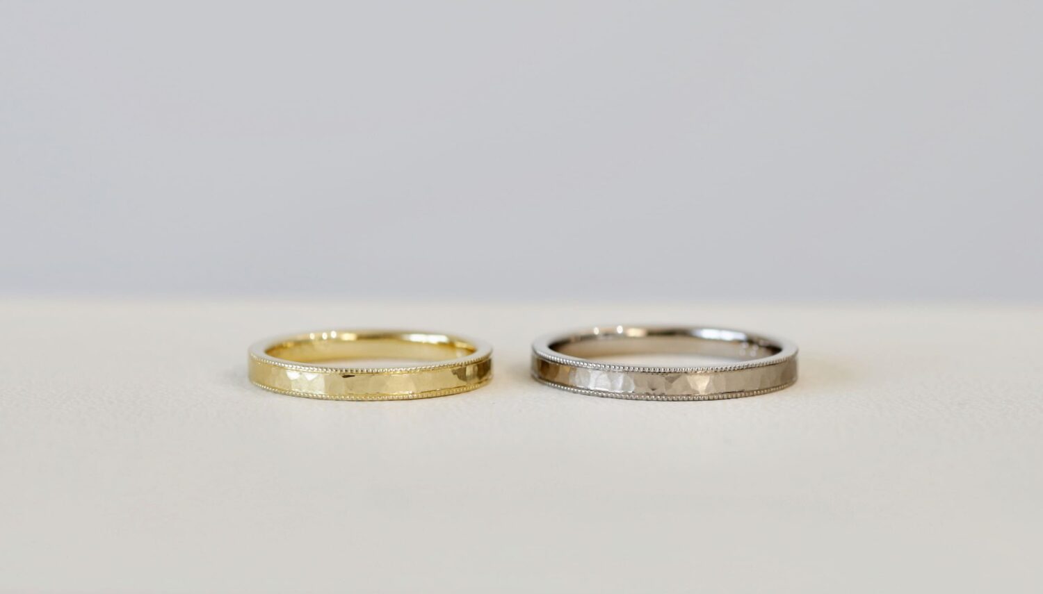 ハンマー打ち（槌目）のミルグレインが入った結婚指輪