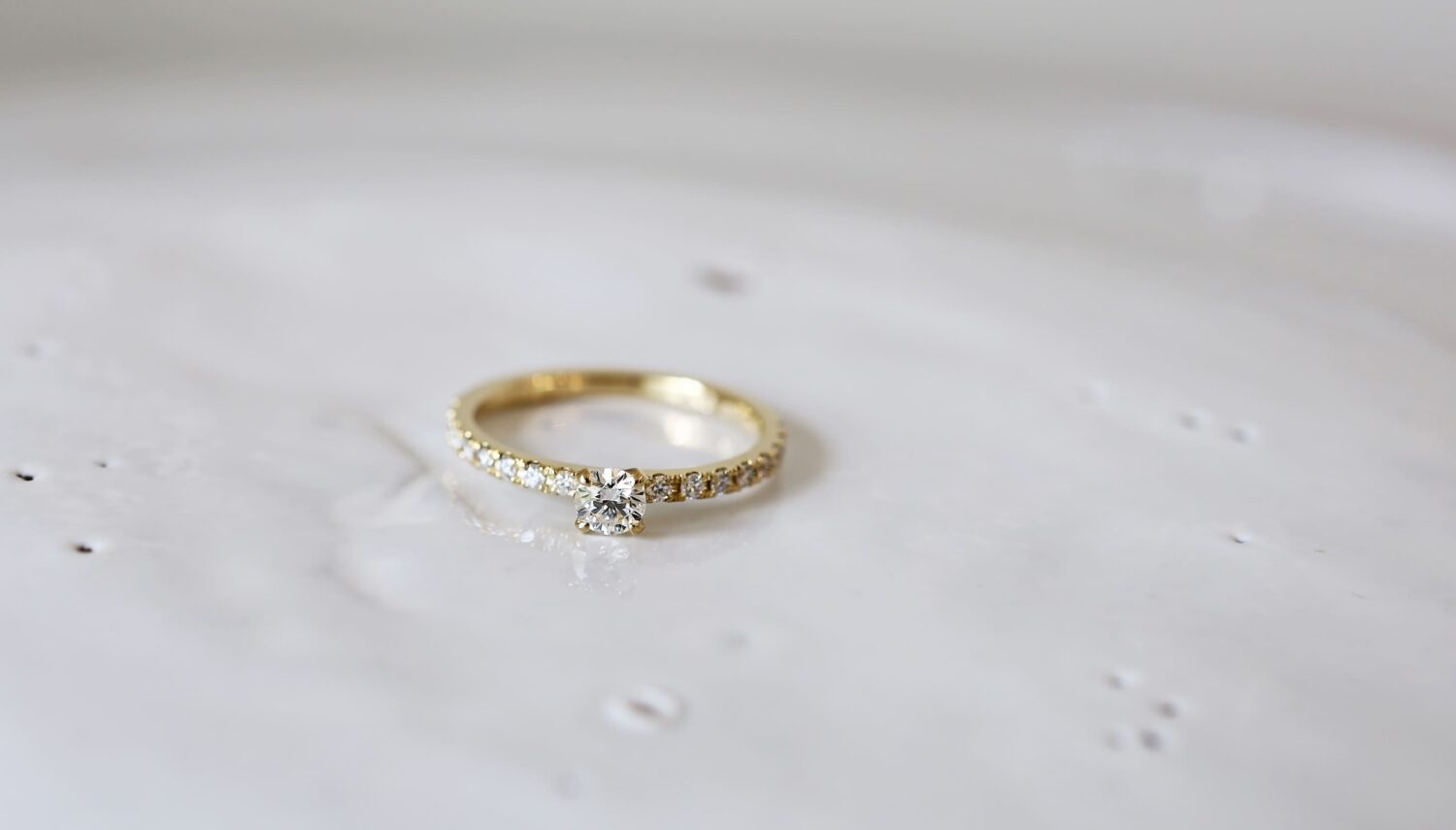 アトリエタマリのエンゲージリング　セミオーダー　カスタムオーダー　ゴールドの婚約指輪にメレダイヤのエタニティリングアーム　中石ダイヤは0.15ct