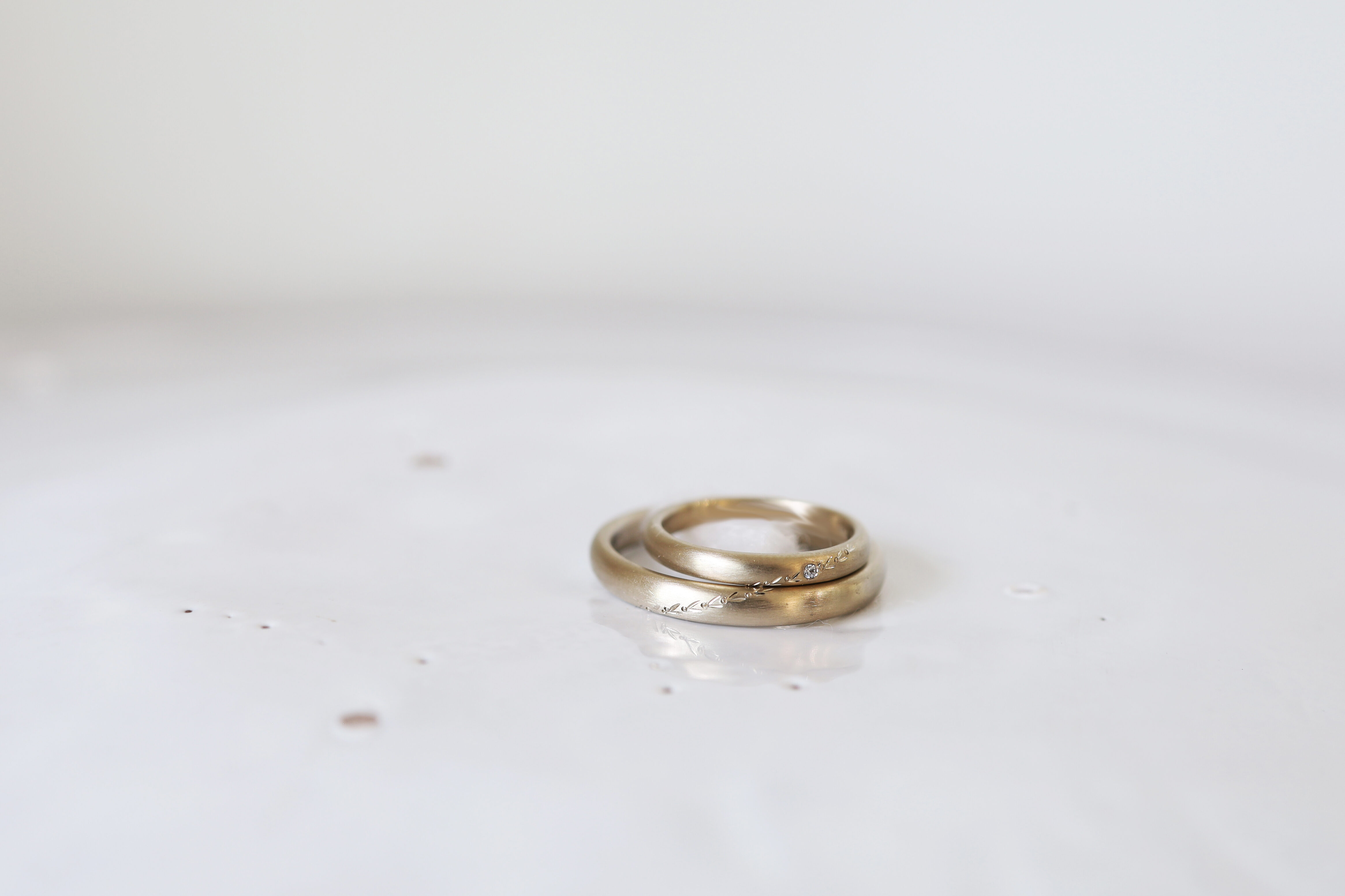 アトリエタマリの結婚指輪オリーブ和彫り模様