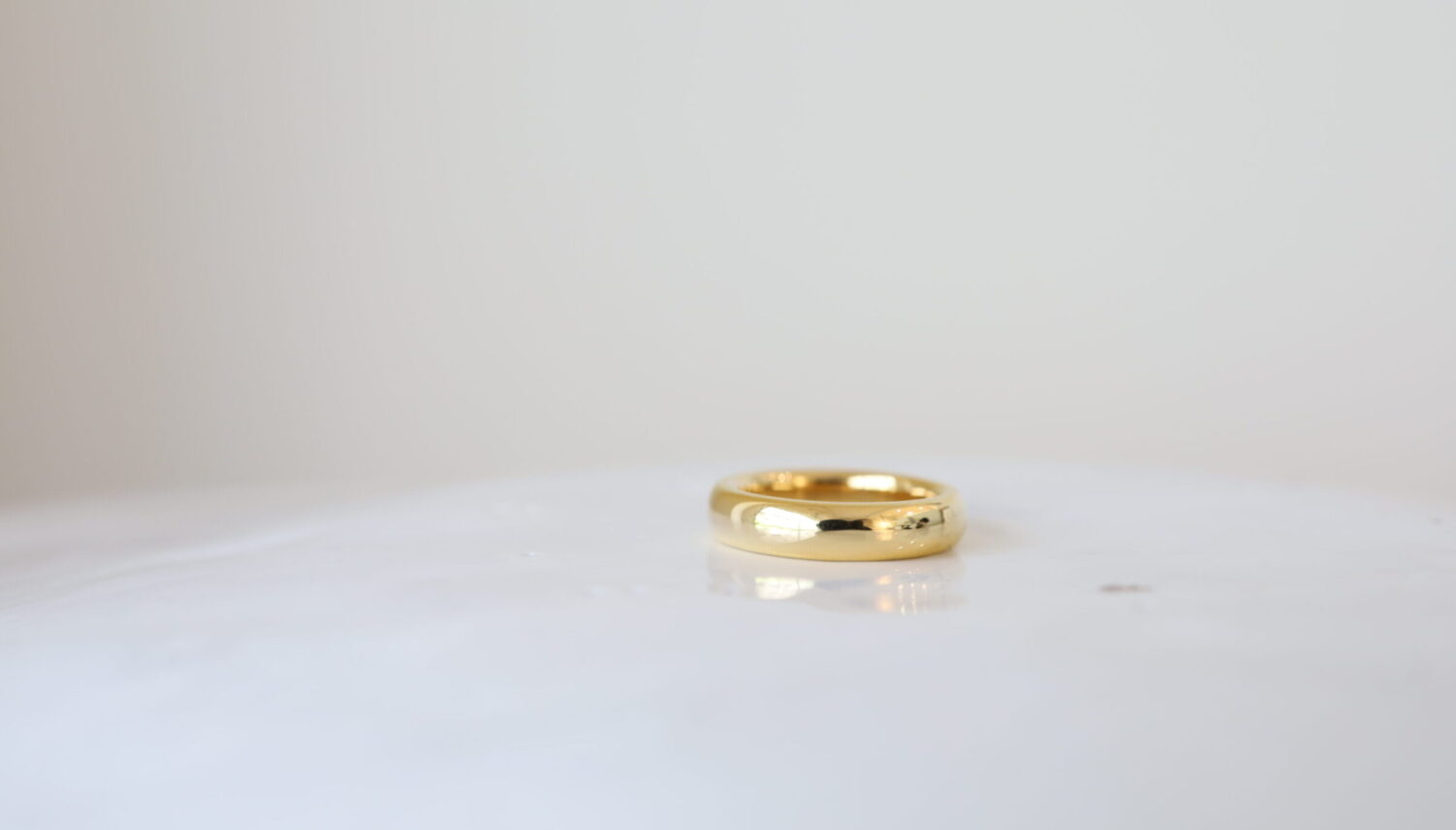 アトリエタマリの22金4mm幅のボリュームのある結婚指輪