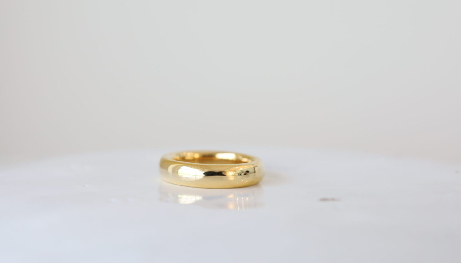 アトリエタマリの22金4mm幅のボリュームのある結婚指輪 オーダーメイド制作　厚みのあるリング K22 鏡面仕上げ