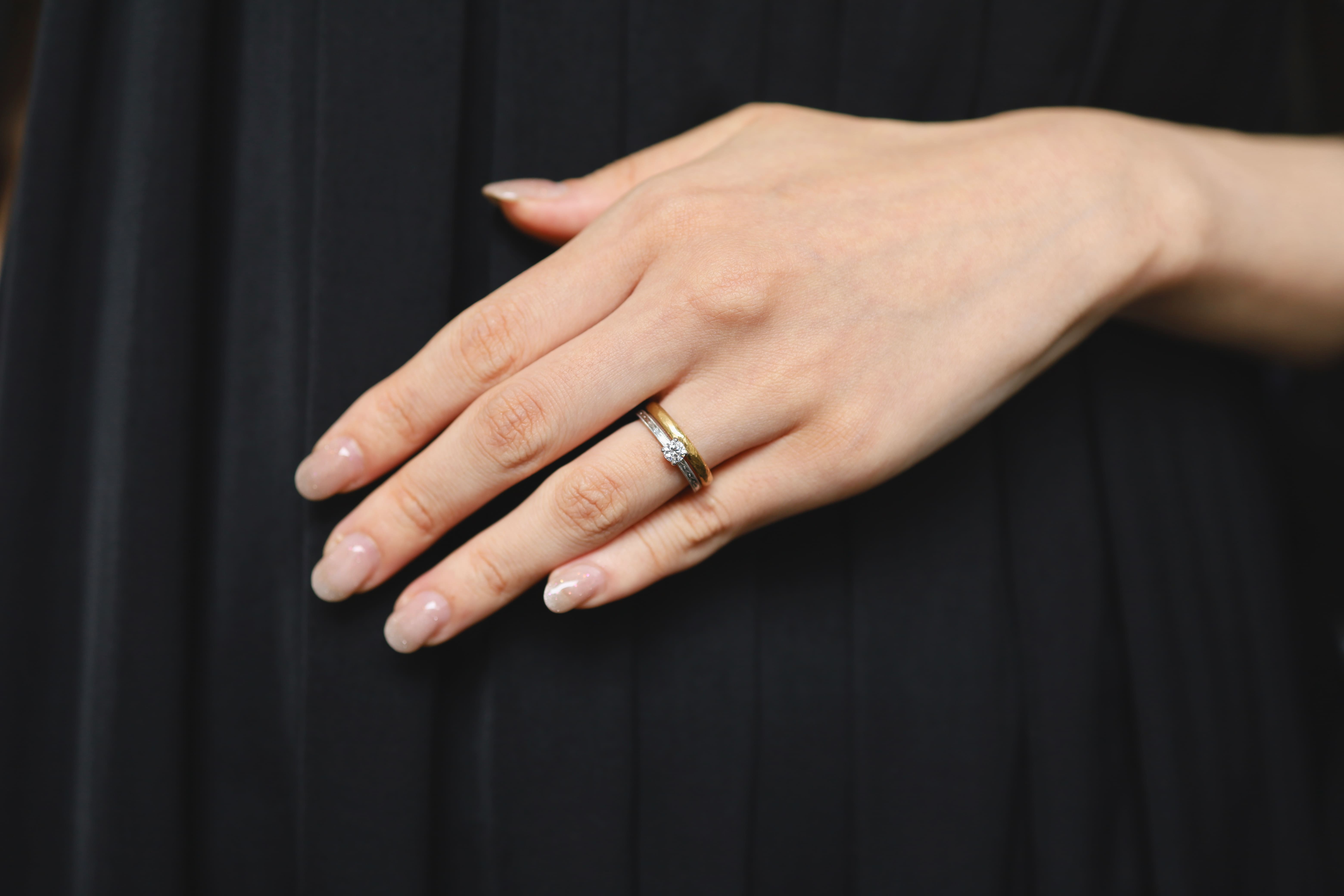 大阪心斎橋・京都オーダーメイドリング アトリエタマリの結婚指輪と婚約指輪を重ねた写真 K18イエローゴールドとプラチナのイメージ