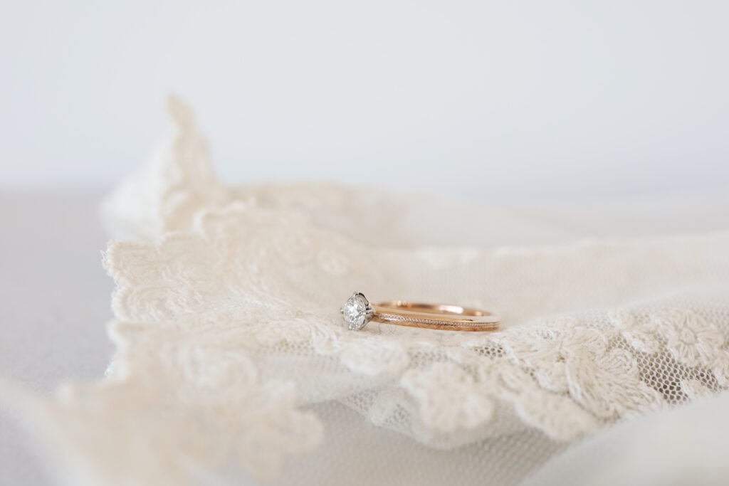 ピンクゴールドとプラチナにミルグレインの婚約指輪