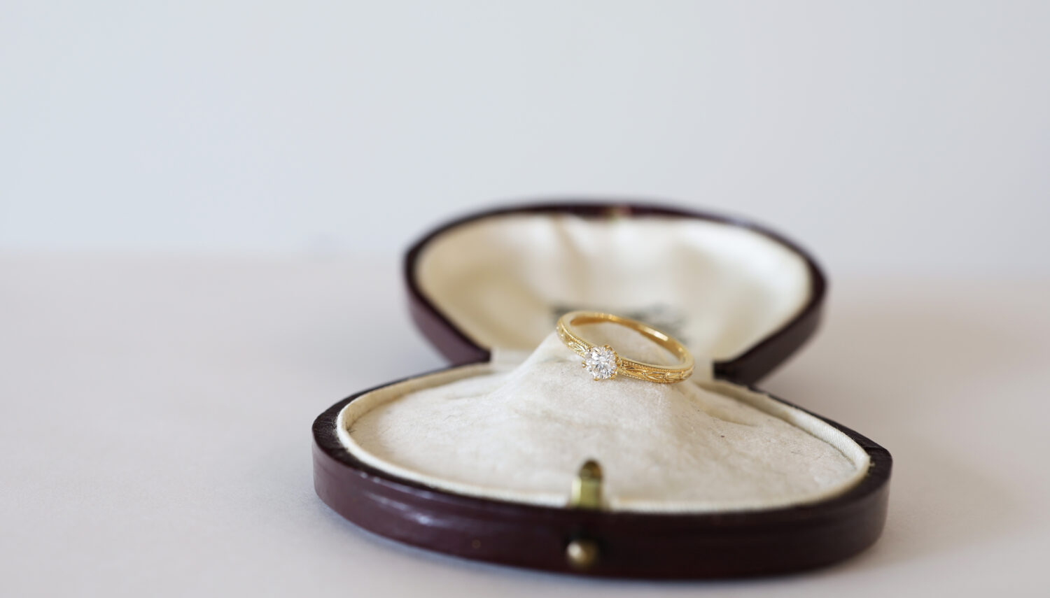 アトリエタマリの婚約指輪　デザインローレル彫り模様