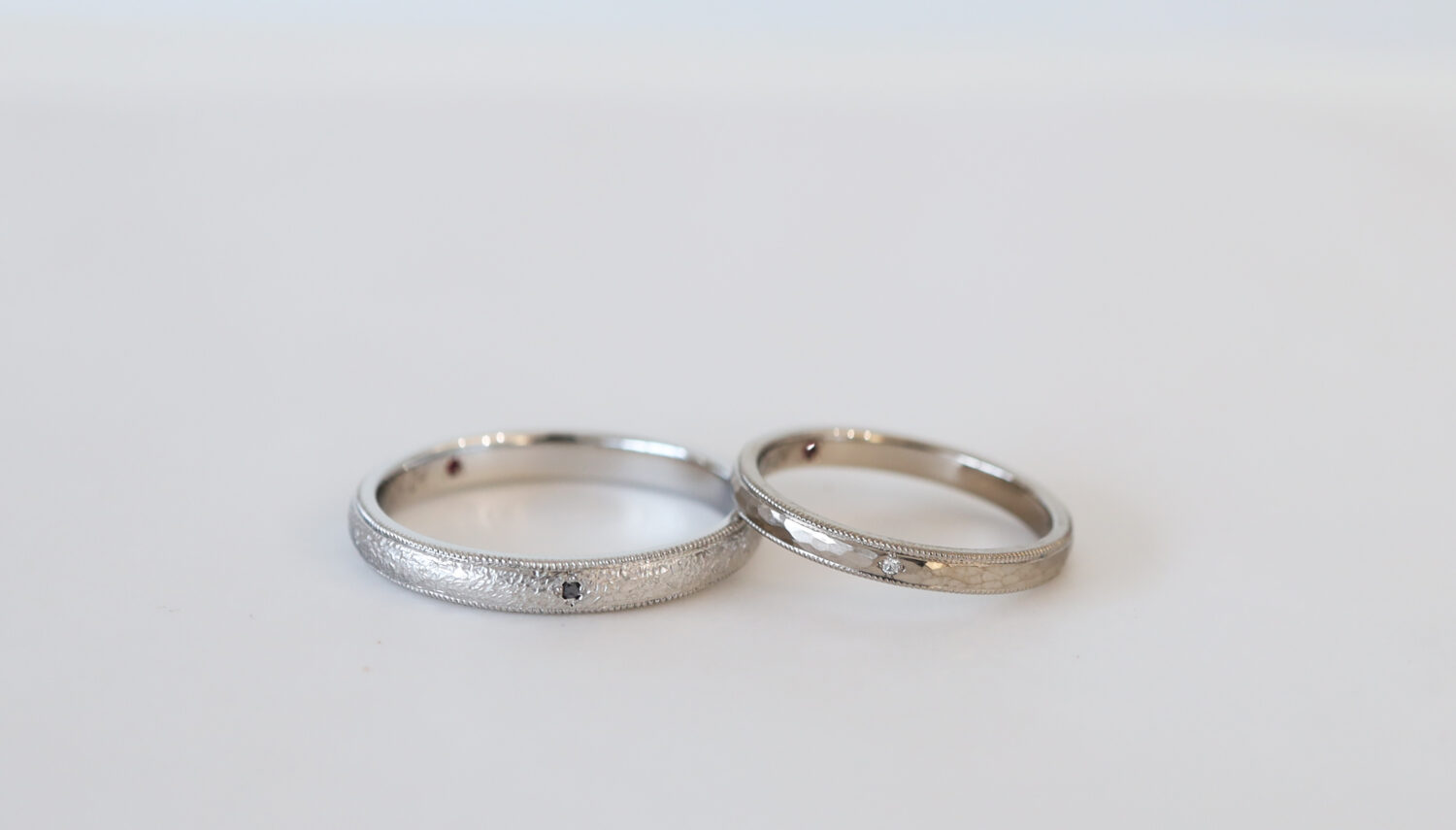 テクスチャーを入れたミルグレインの結婚指輪　ブラックダイヤと星留めダイヤを留めている写真