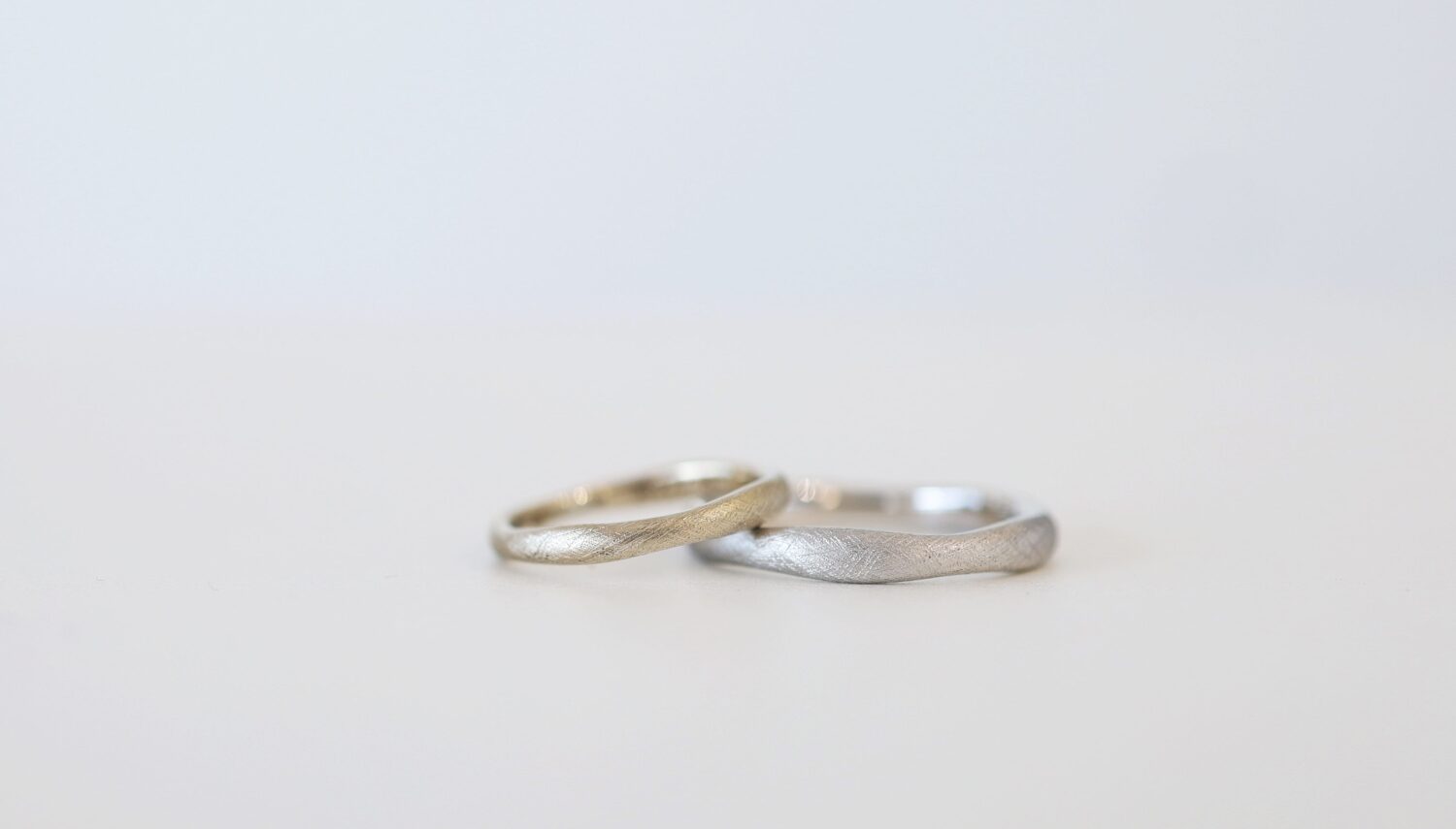 アトリエタマリのオーダーメイド結婚指輪　リズム　動きのあるシルエット　リネン加工