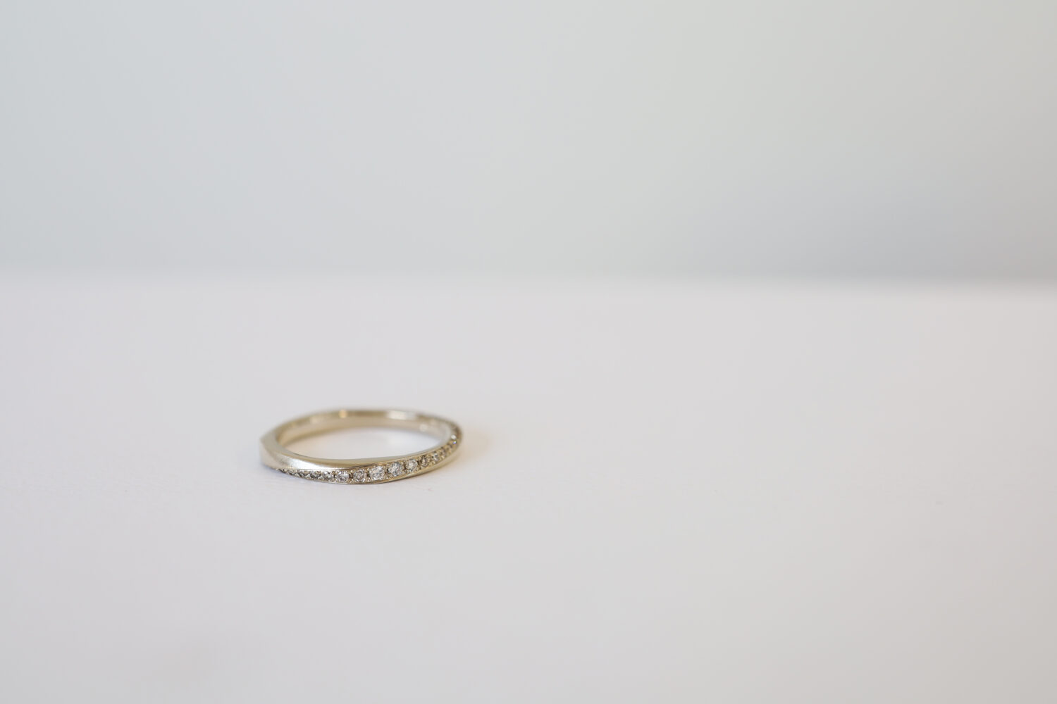 272 twist eternity ring（K18CG） - ブラシ仕上げ&ブラウンダイヤ 
