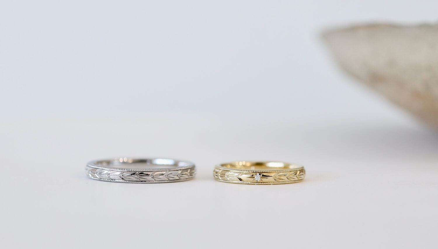 アトリエタマリの結婚指輪ローレル（月桂樹デザイン）　彫り模様は一つ一つ手作業　プラチナとK18イエローゴールド