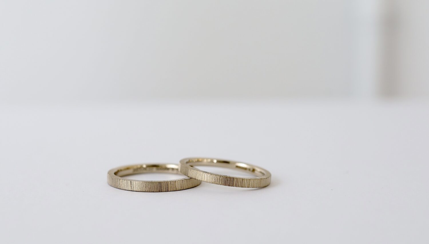 平打ちベースに線のテクスチャーを入れた結婚指輪　K18シャンパンゴールドでオーダーメイド制作　アトリエタマリ