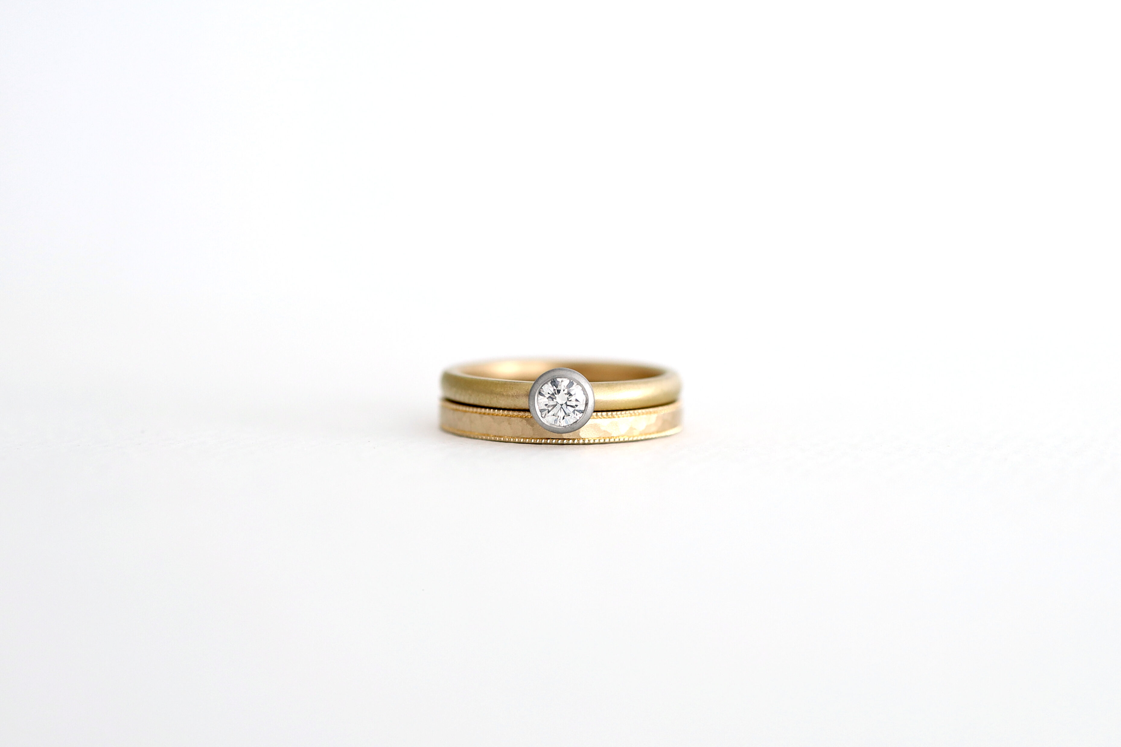 アトリエタマリの結婚指輪と婚約指輪dropの重ね付け
