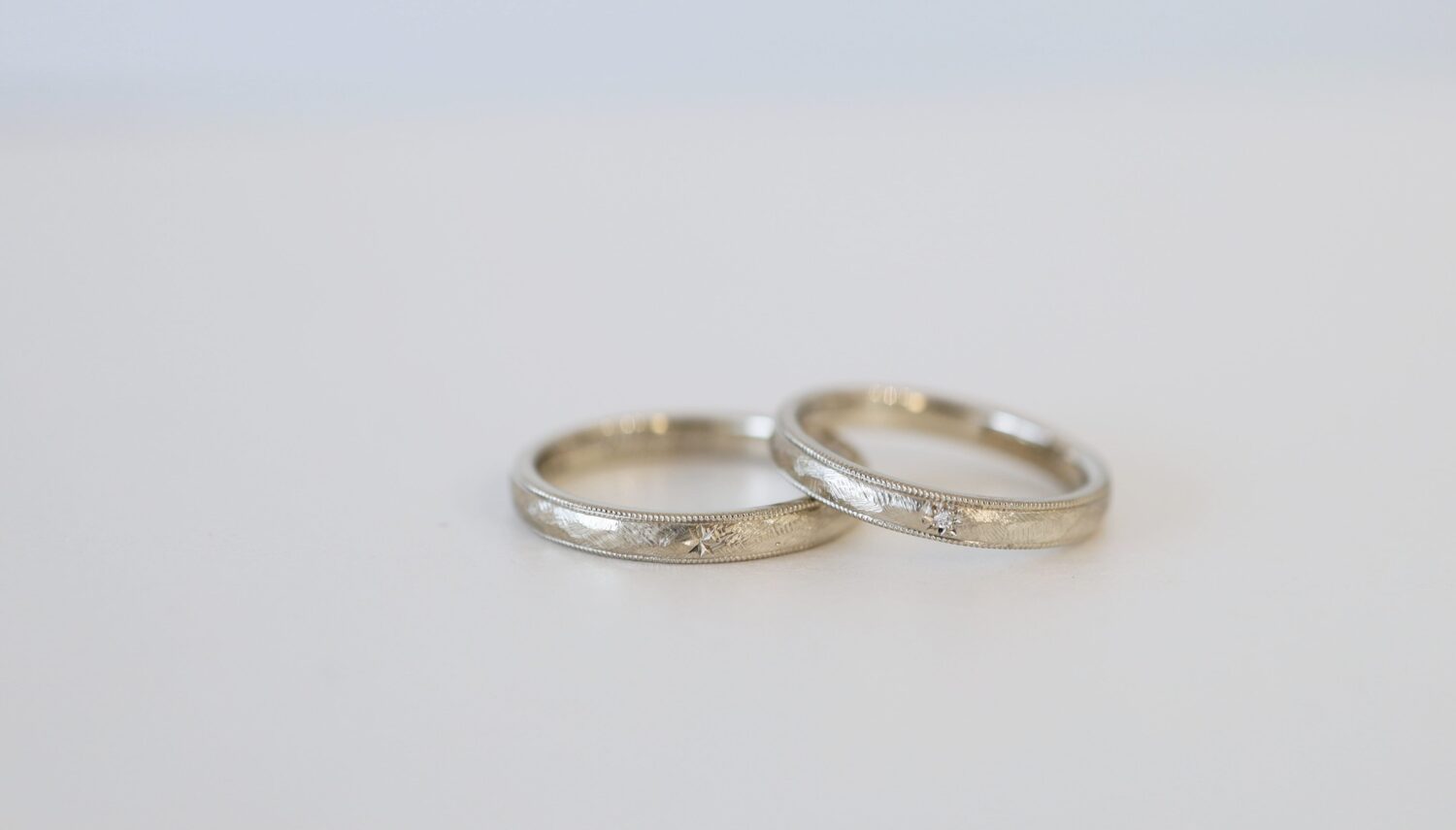 アトリエタマリ結婚指輪　シャンパンゴールド　アンティーク加工にミルグレインのリング