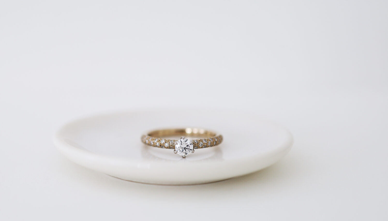 アトリエタマリ　エンゲージリング　パヴェダイヤモンド　シャンパンゴールドの婚約指輪　手作りのエンゲージリング