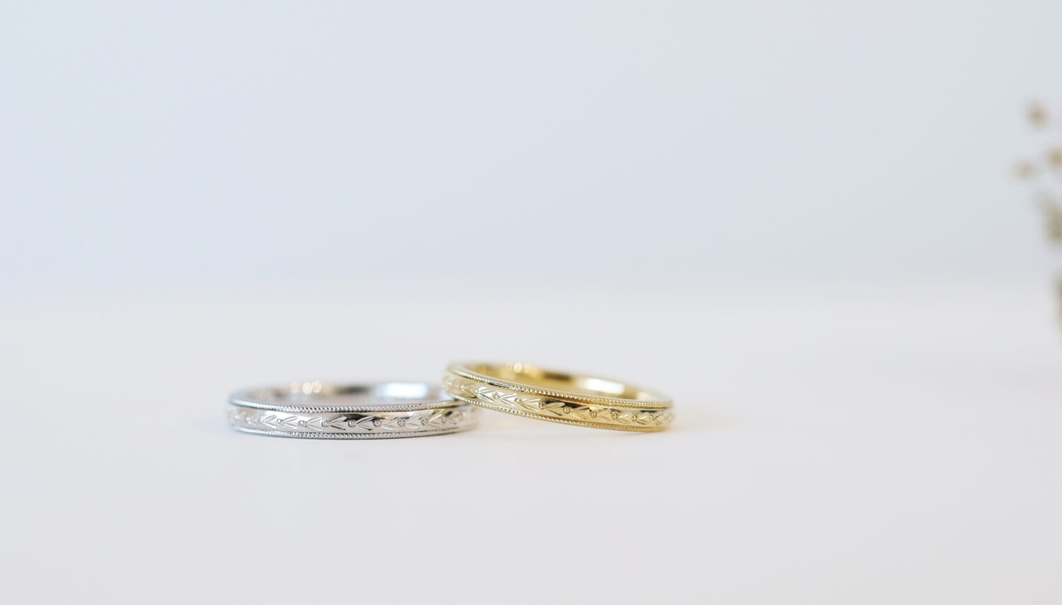 オリーブの和彫り模様にミルグレインを入れた、アンティークな雰囲気の結婚指輪　アトリエタマリのオーダーメイド制作事例　プラチナとK18イエローゴールド