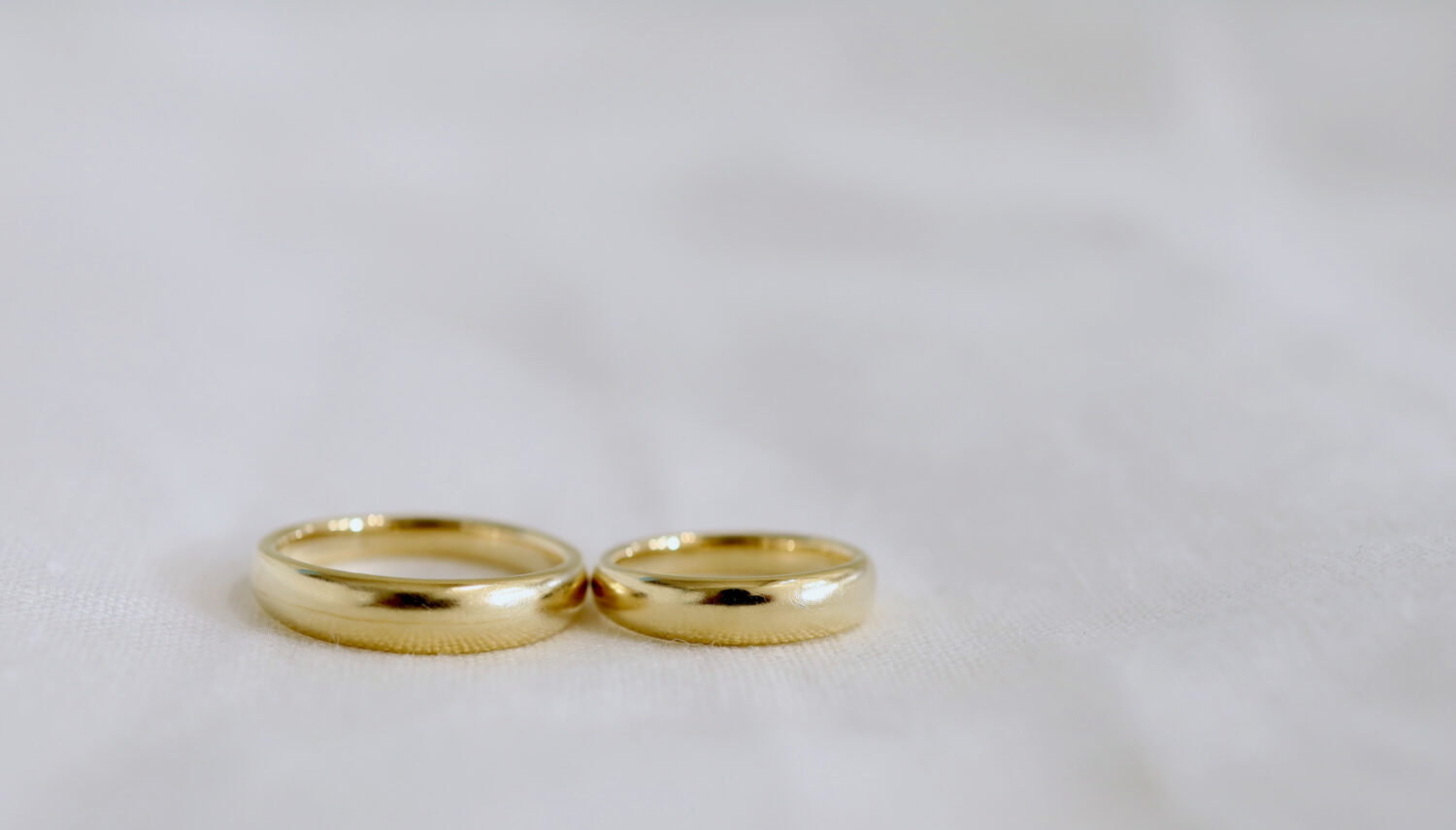 幅広の結婚指輪　4mmと4.5mmのペア　K18イエローゴールド　ぽってりしたシルエット　京都大阪のアトリエタマリが制作したマリッジリング