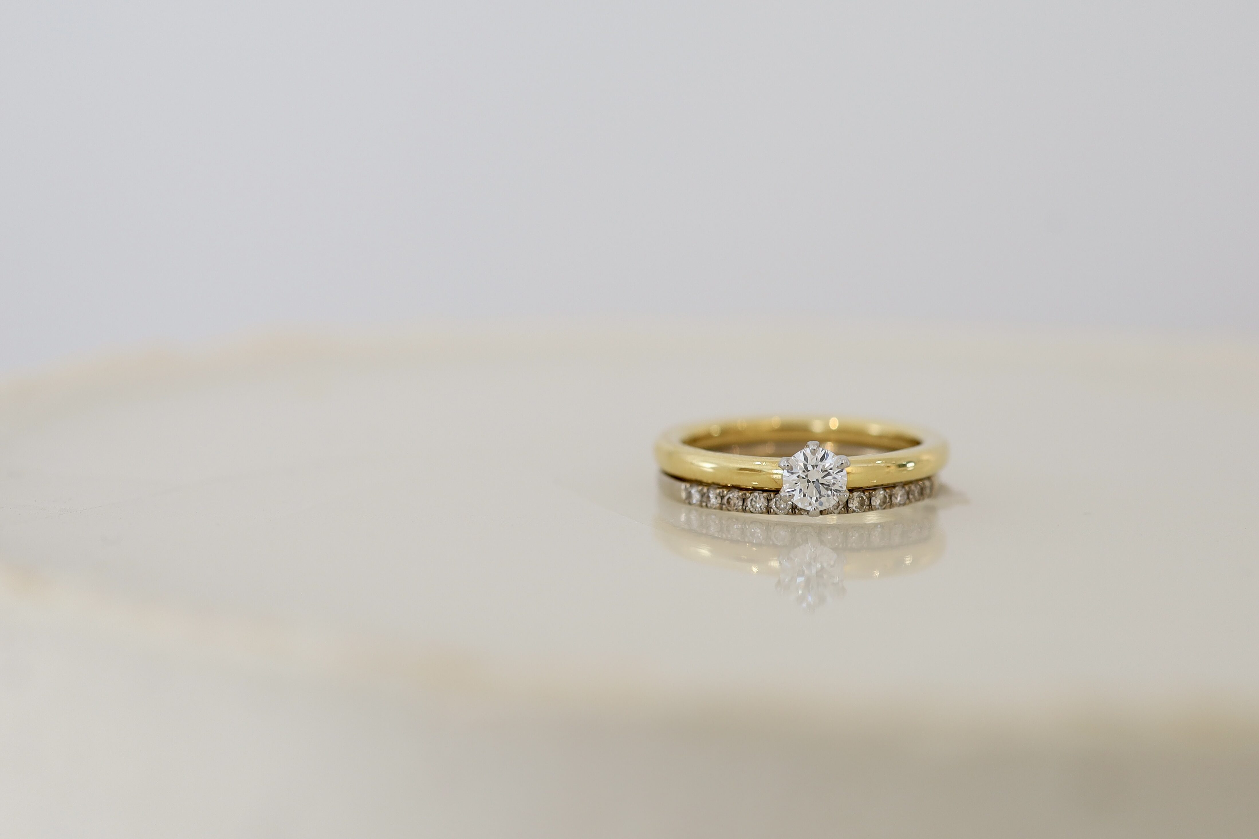 K18イエロー婚約指輪と、ブラウンダイヤのエタニティリングの重ね付け