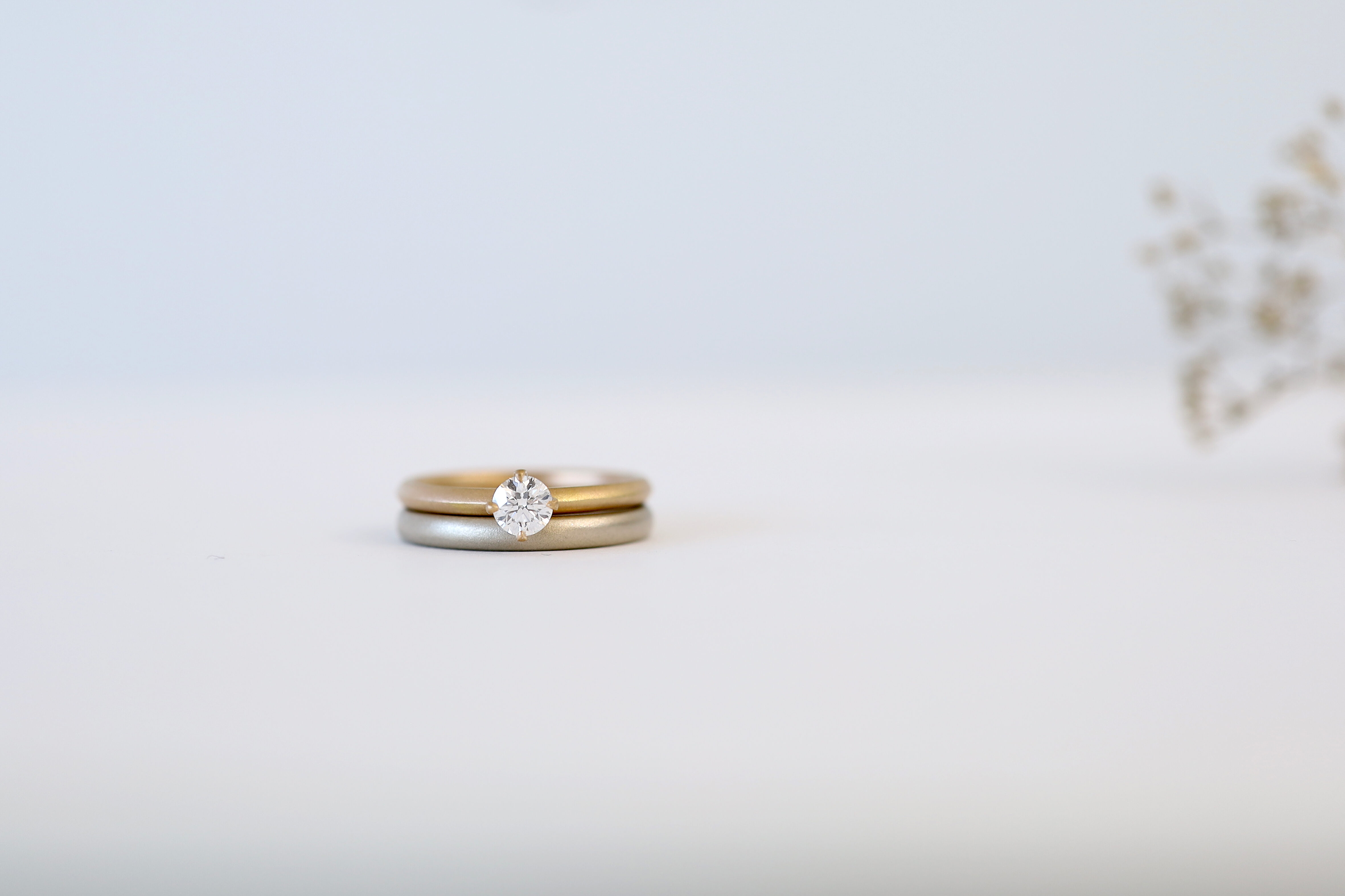 K20ピンクゴールドのマットな婚約指輪と、K18シャンパンゴールドのマットな結婚指輪の重ね付け