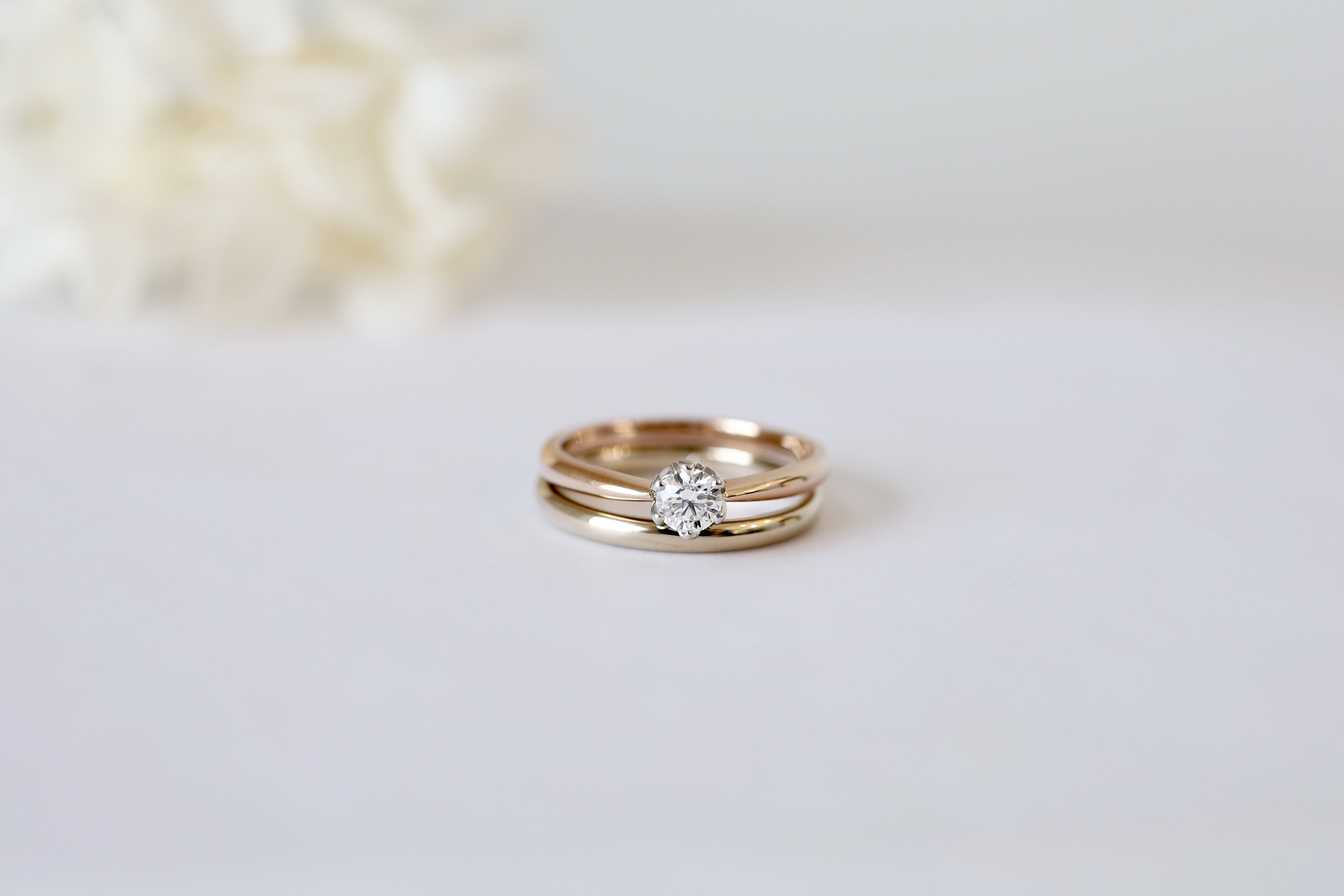 K18ピンクゴールドの婚約指輪とシャンパンゴールドの結婚指輪の重ね付け