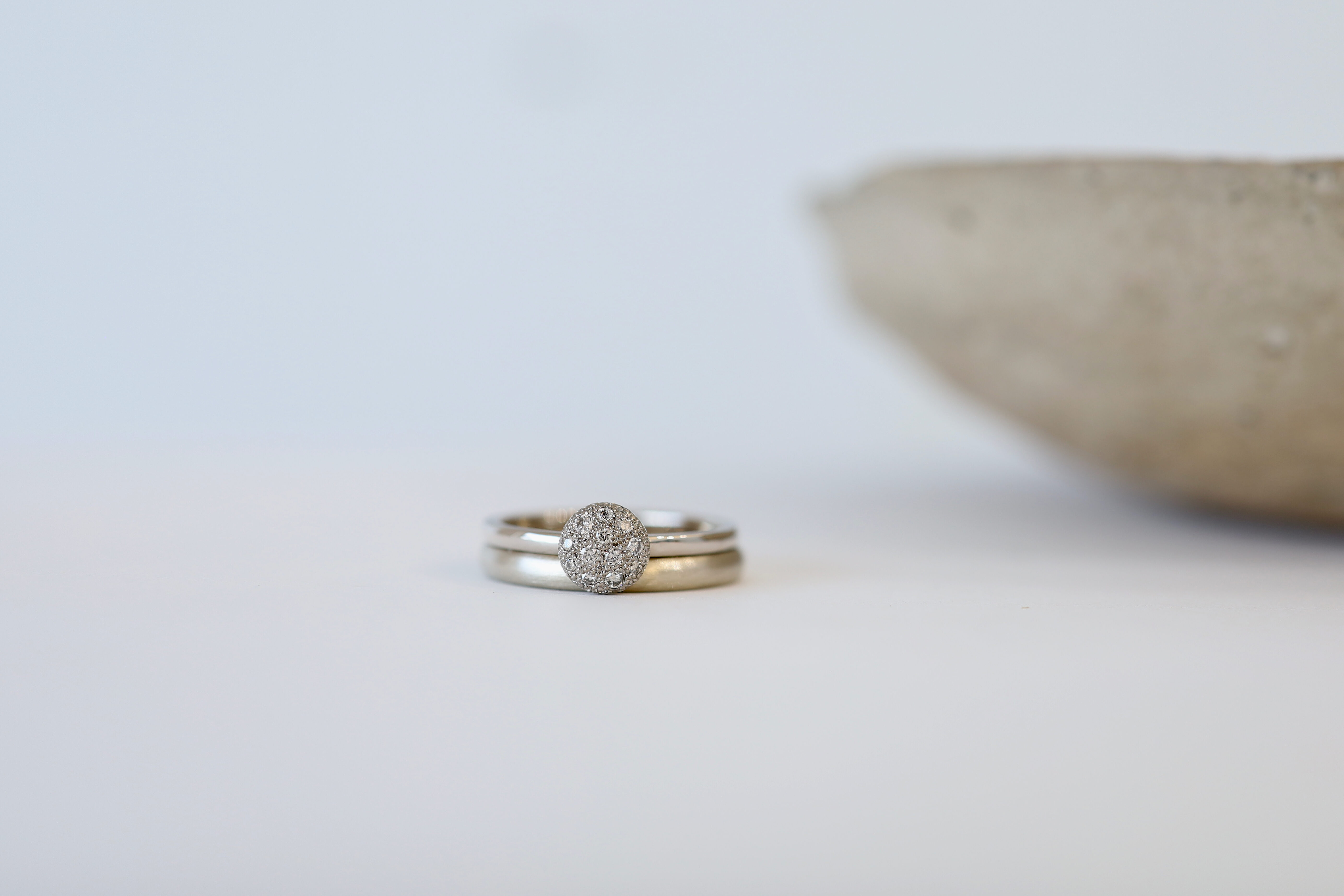 k18シャンパンゴールドの婚約指輪と結婚指輪の重ね付け