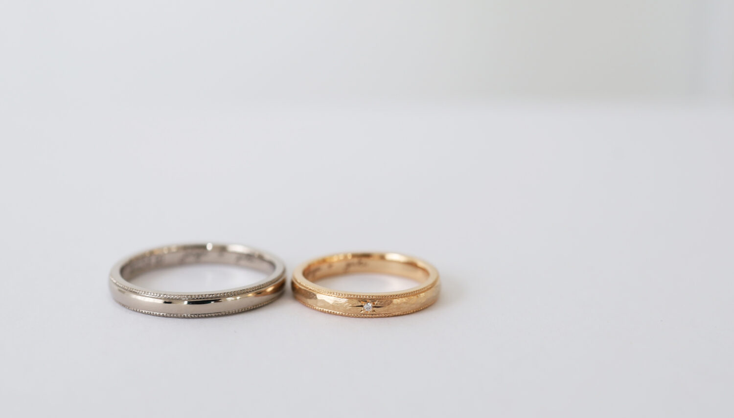 アトリエタマリの20金ピンクゴールドの結婚指輪　アンティークテクスチャーにミルグレインを入れています。