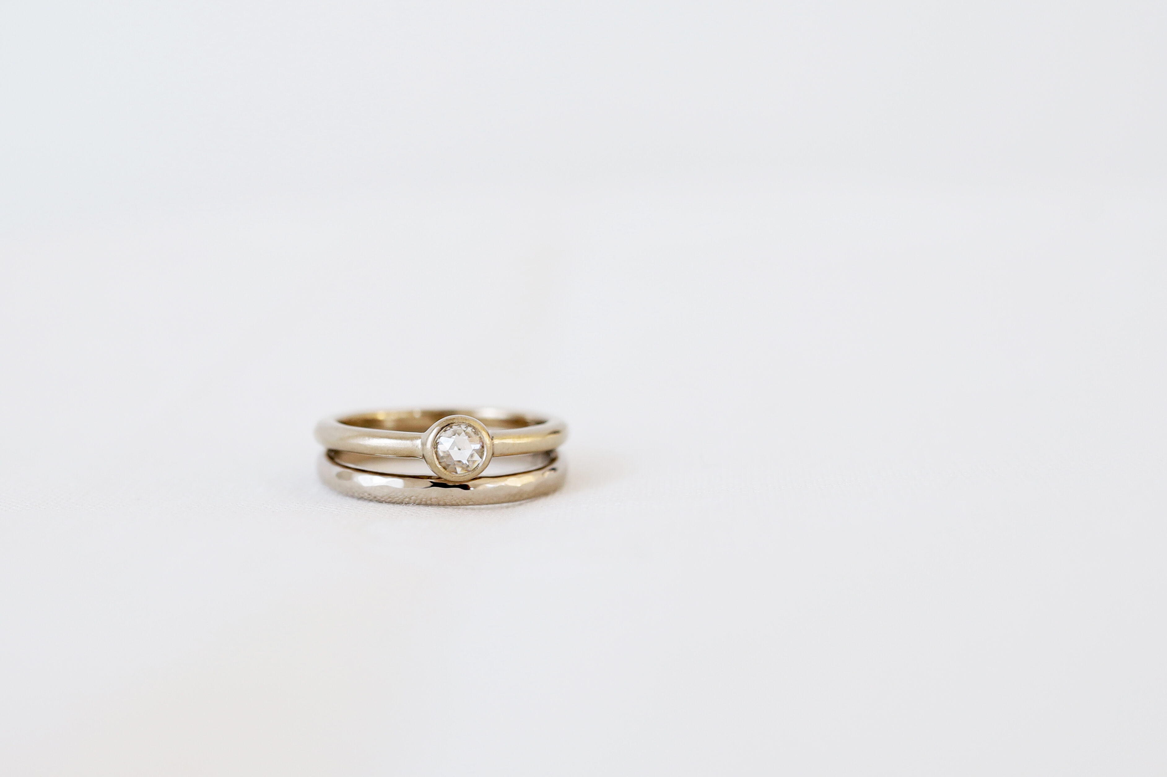 ローズカットダイヤの婚約指輪と、結婚指輪の重ね付け