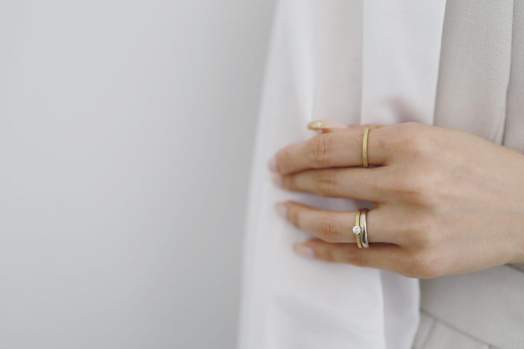 ローズゴールド 重ね付けリング プラチナとゴールドの重ね付けって大丈夫？】結婚指輪と婚約指輪の重ね