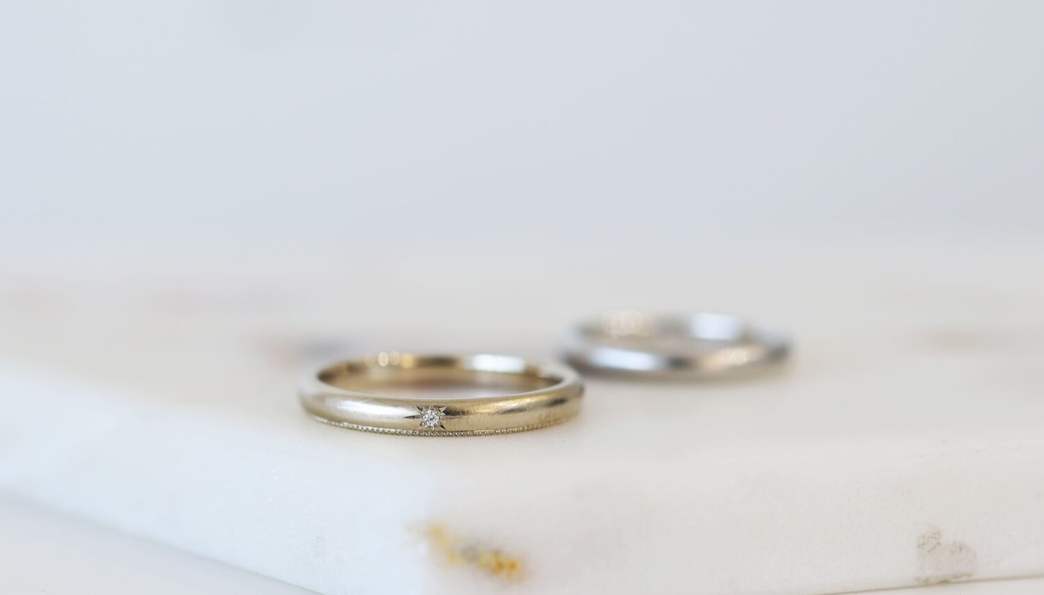 アトリエタマリ結婚指輪　シャンパンゴールド　ミルグレインのシンプルなリングに星留めのダイヤモンド