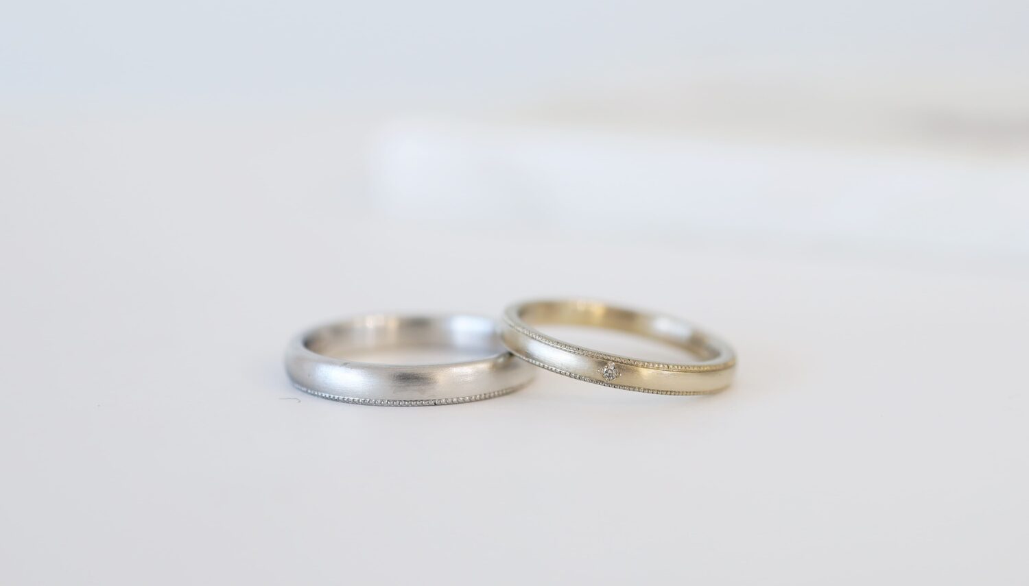 シンプルなミルグレイン（ミル打ち）の結婚指輪　セミマット　ヘアライン仕上げ　プラチナとシャンパンゴールドのペア