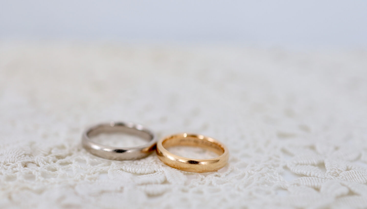 アトリエタマリの結婚指輪 幅広デザイン　ホワイトゴールドとオレンジゴールド　存在感があるリング ほんのりとしたマットな質感（ブラシ仕上げ）