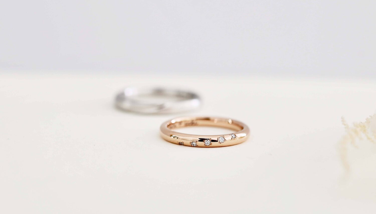 京都・大阪心斎橋にある、マリッジリングのアトリエ「アトリエタマリ」　結婚指輪デザインななめにダイヤモンドを留めた事例。ピンクゴールドです