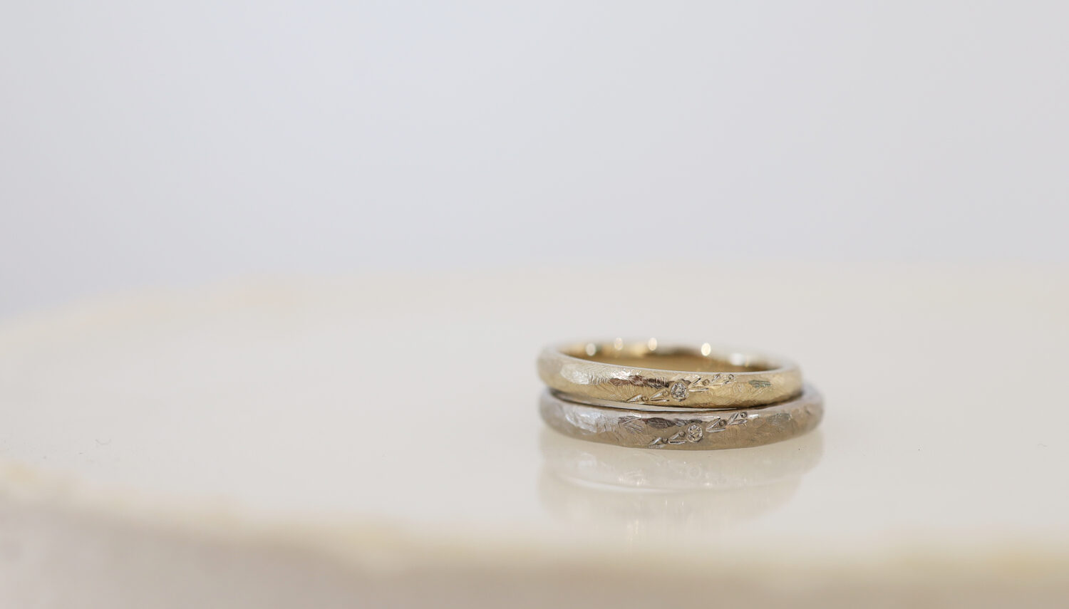 ヴィンテージ感のあるマリッジリング　アンティーク感　オリーブ和彫りを入れた結婚指輪　（アトリエタマリ）