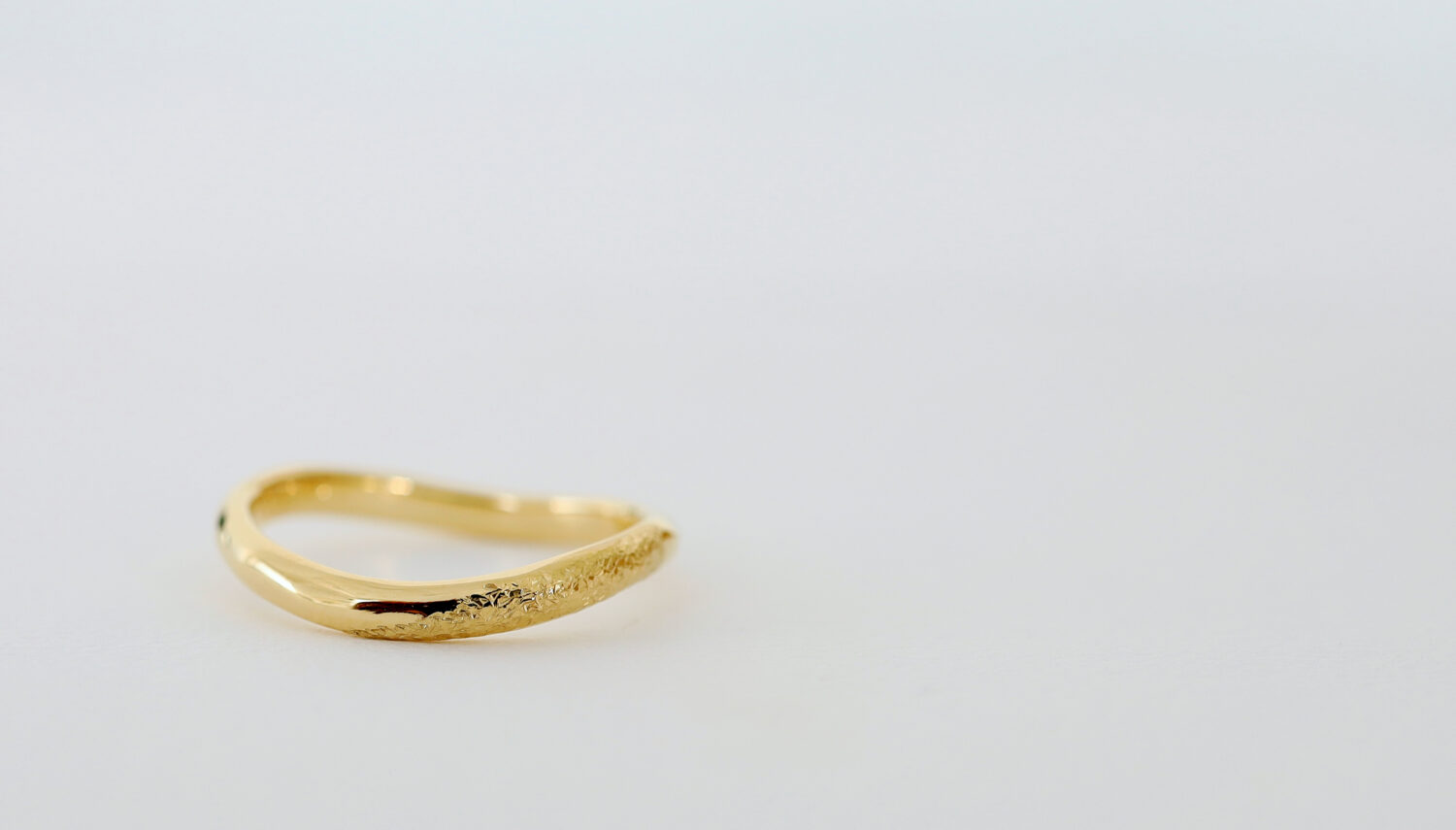 アトリエタマリの結婚指輪 ウェーブ　テクスチャーを入れたデザイン　ゴールドのリング