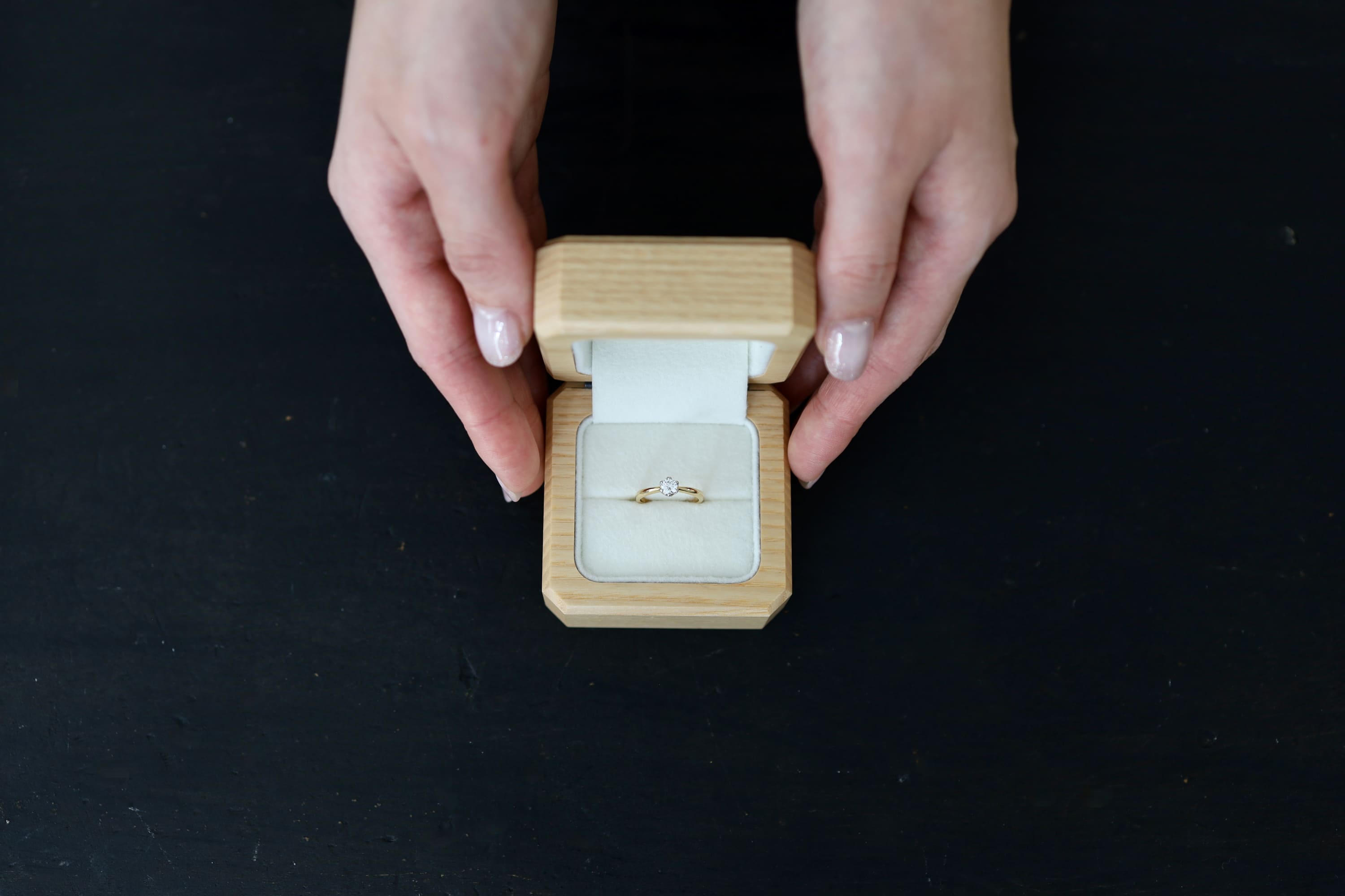 京都・大阪にあるマリッジリングエンゲージリングのアトリエ　tamari  木のリングケース