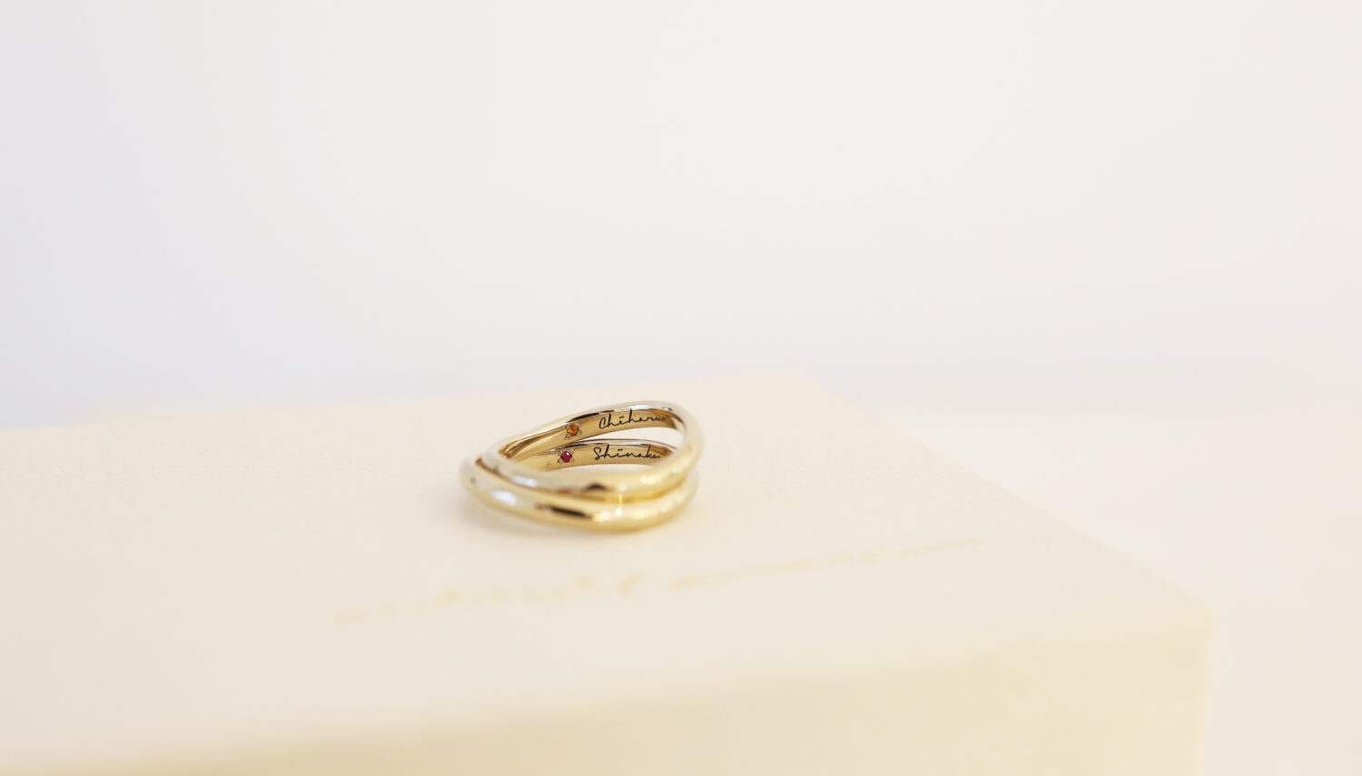 K18シャンパンゴールド・ウェーブ結婚指輪