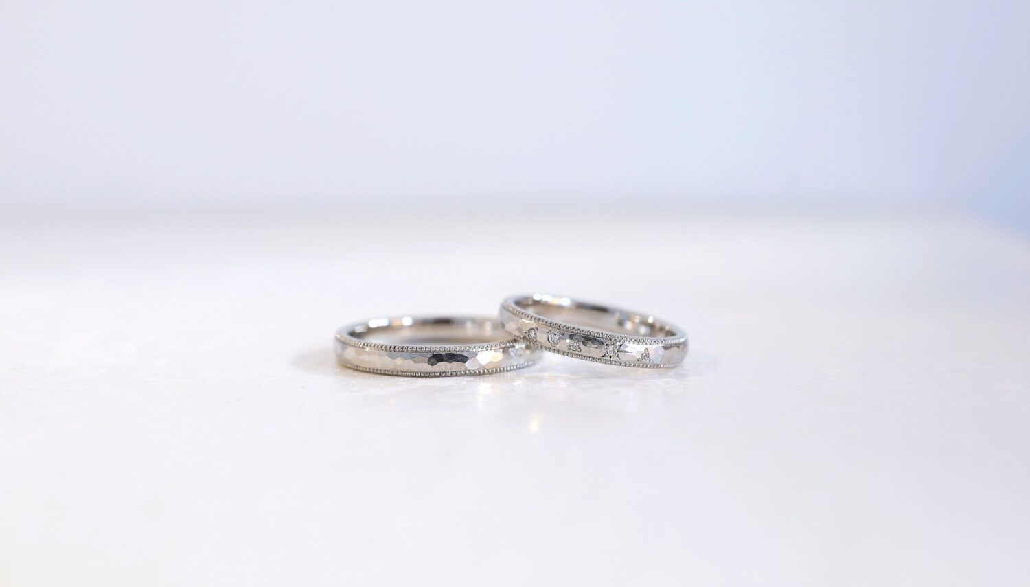 アトリエタマリの結婚指輪デザイン　ハンマーミルグレインにランダムにダイヤモンドを散りばめました