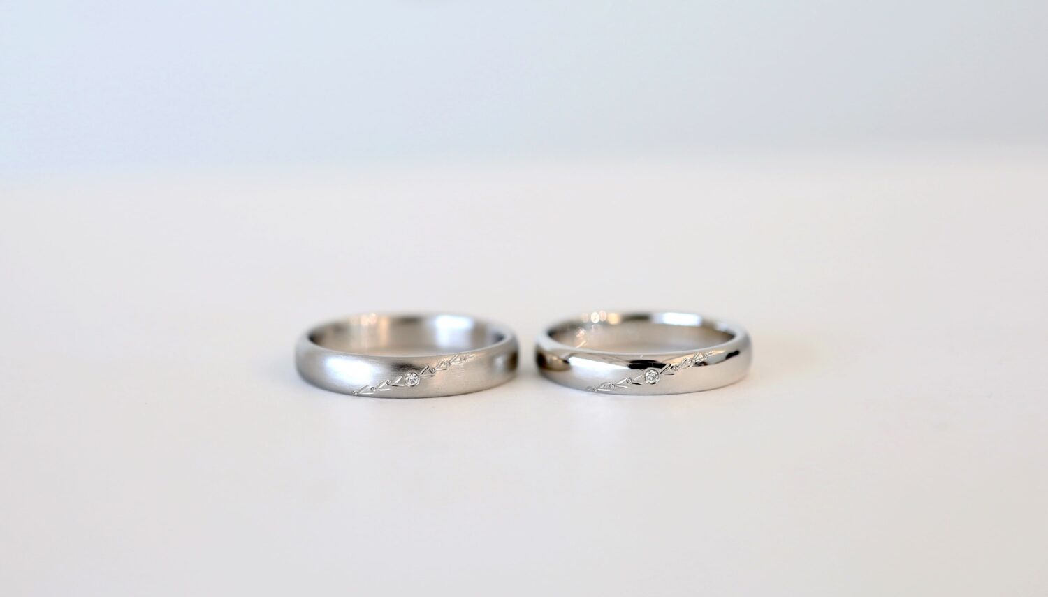 アトリエタマリの結婚指輪　幅広のプラチナにオリーブ彫り模様をアクセントにいれた制作事例