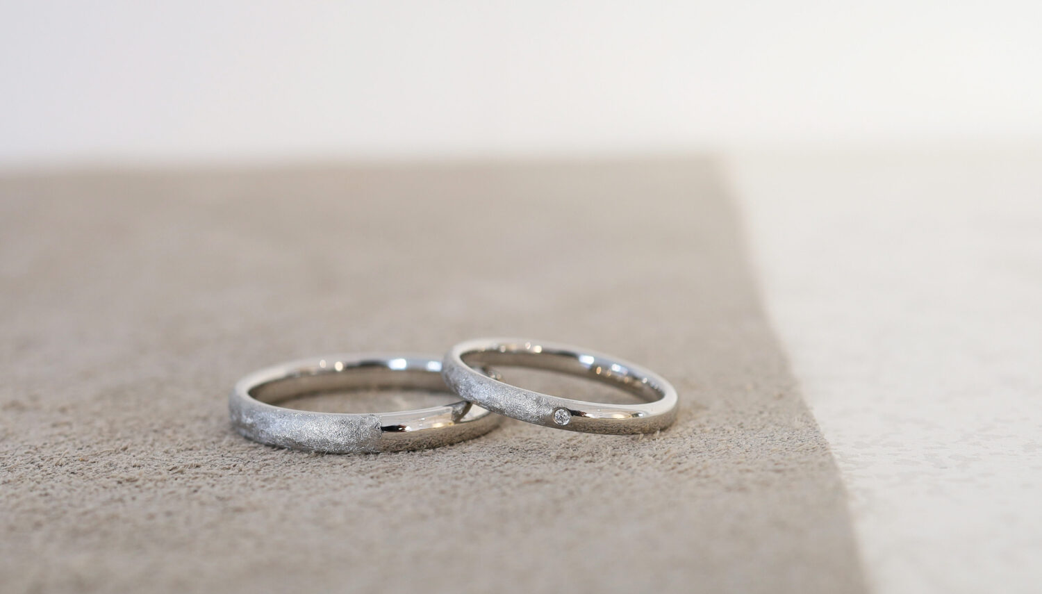 半分テクスチャーを入れたシンプルな結婚指輪　プラチナ　ダイヤモンド　アトリエタマリ
