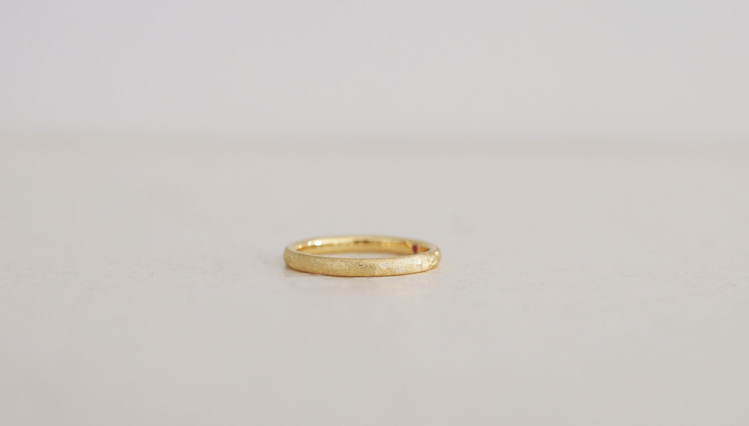 アトリエタマリの結婚指輪（K18YGレザー）