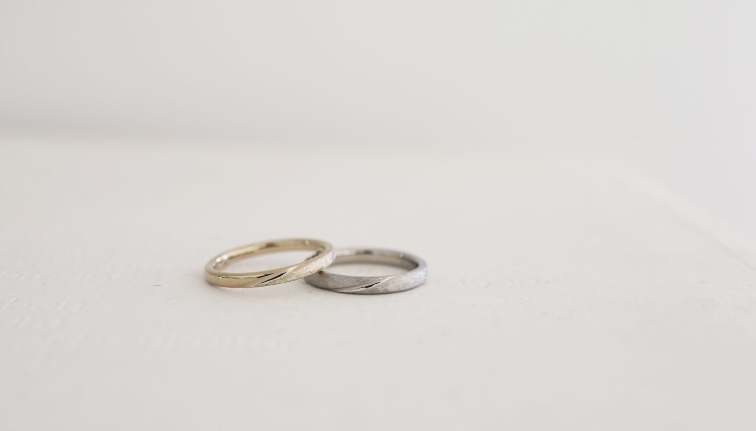 アトリエタマリのレザーテクスチャーの結婚指輪