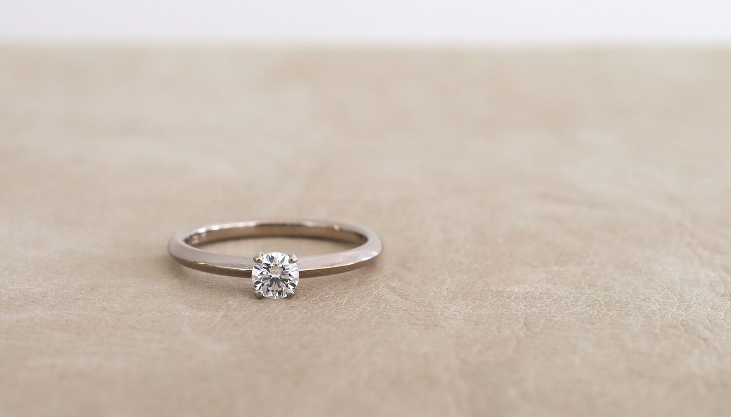 京都・大阪心斎橋にあるウェディングリングのアトリエ「アトリエタマリ」婚約指輪のデザイン　クラシックエンゲージリングのK18ホワイトゴールド